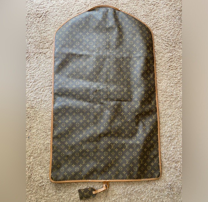 AUTHENTIC RARE VINTAGE LOUIS VUITTON MONOGRAM GARMENT BAG PAPER TAG “READ”