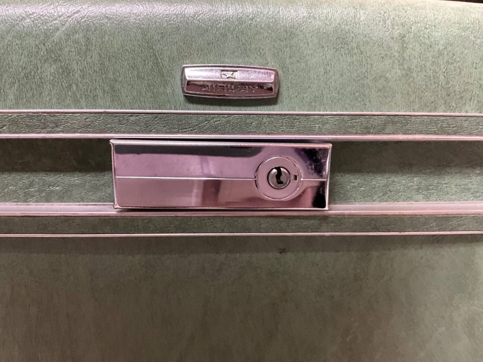 VINTAGE AIRWAY GREEN VANITY TRAIN SUITCASE LUGGAGE MAKE-UP BAG OVERNIGHT KEYS