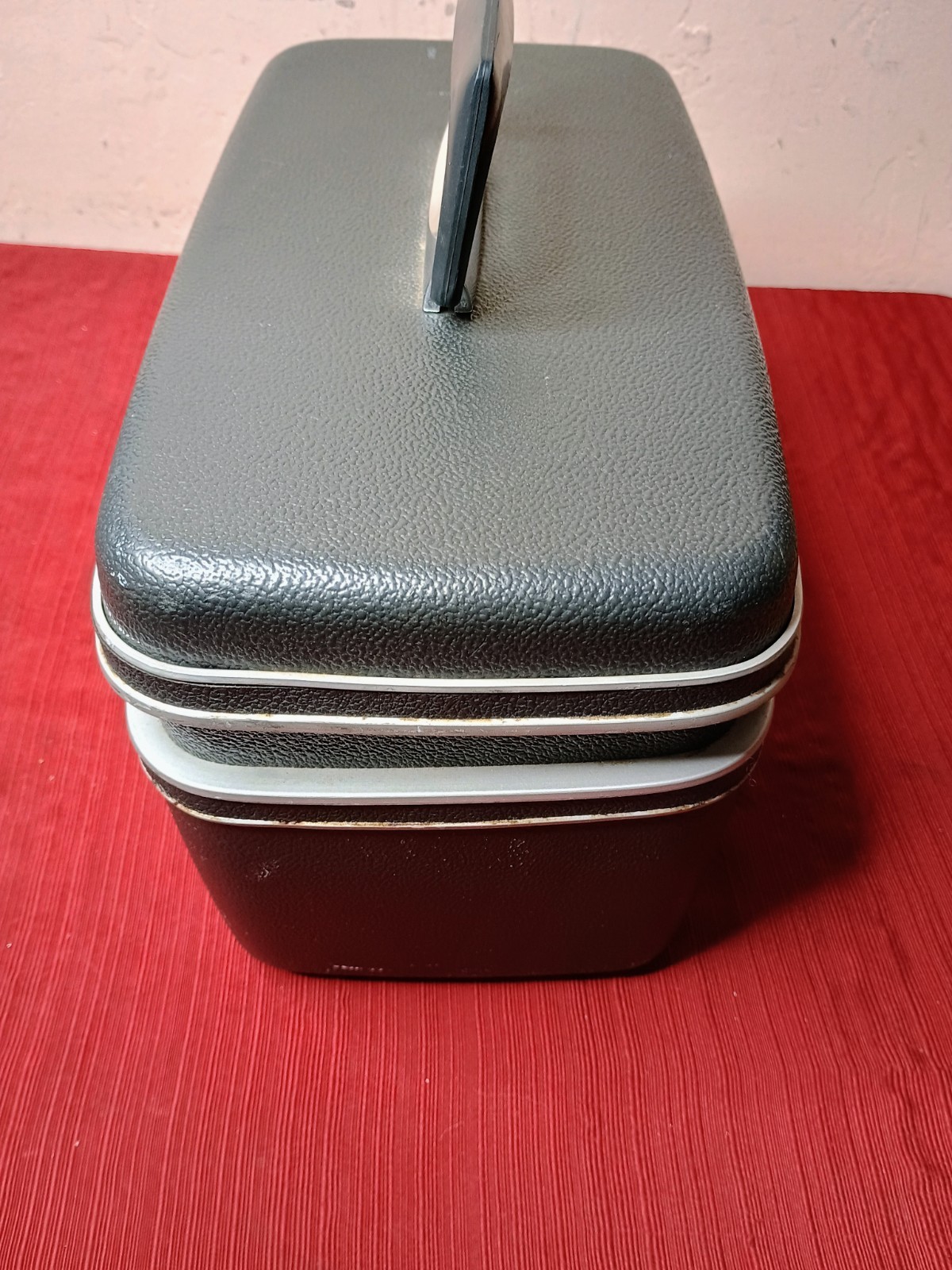 Vintage Samsonite Silhouette Train Makeup Case 1960’s Gray With Keys & Tray