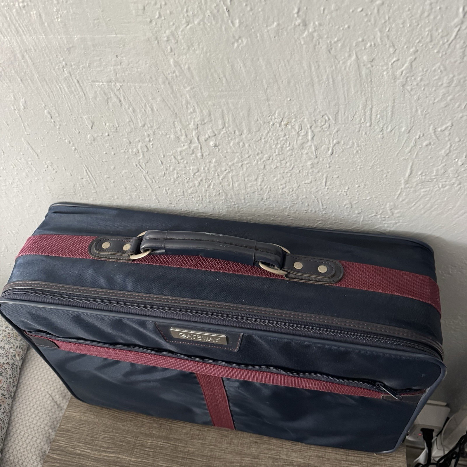Vintage Gateway Soft-Sided Travel Suitcase / Garment Bag – Navy & Burgundy