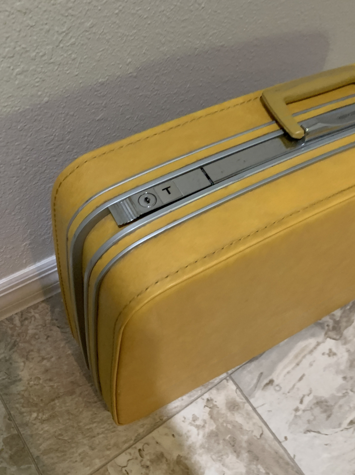 Vintage Samsonite Fashionaire Hardside 23 Inches Suitcase with key Yellow Gold