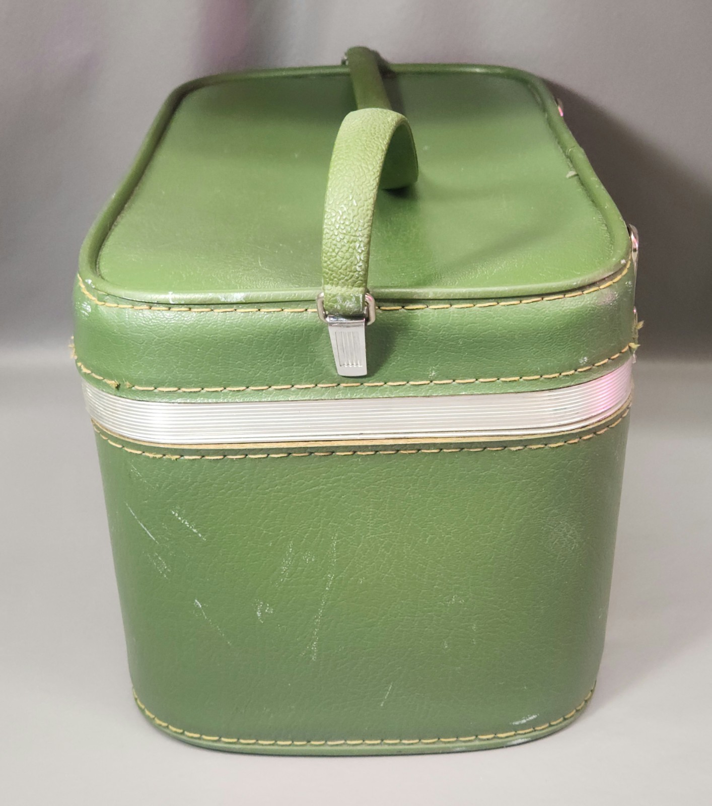 Vintage 1960s Sears Avocado Green Featherlite Train Case/Cosmetics Case/READ