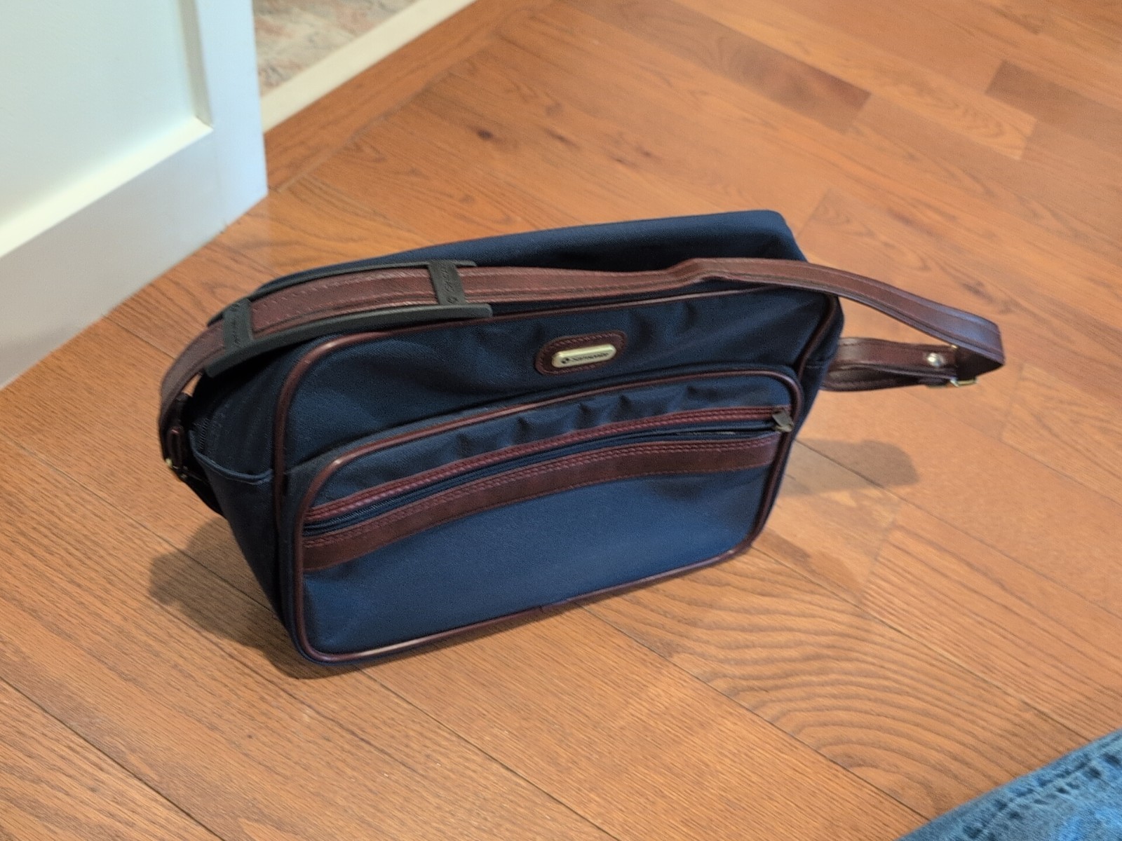 Vintage Nice Cond. 1980’s Samsonite 22″ Carry-On Suitcase , Shoulder Bag