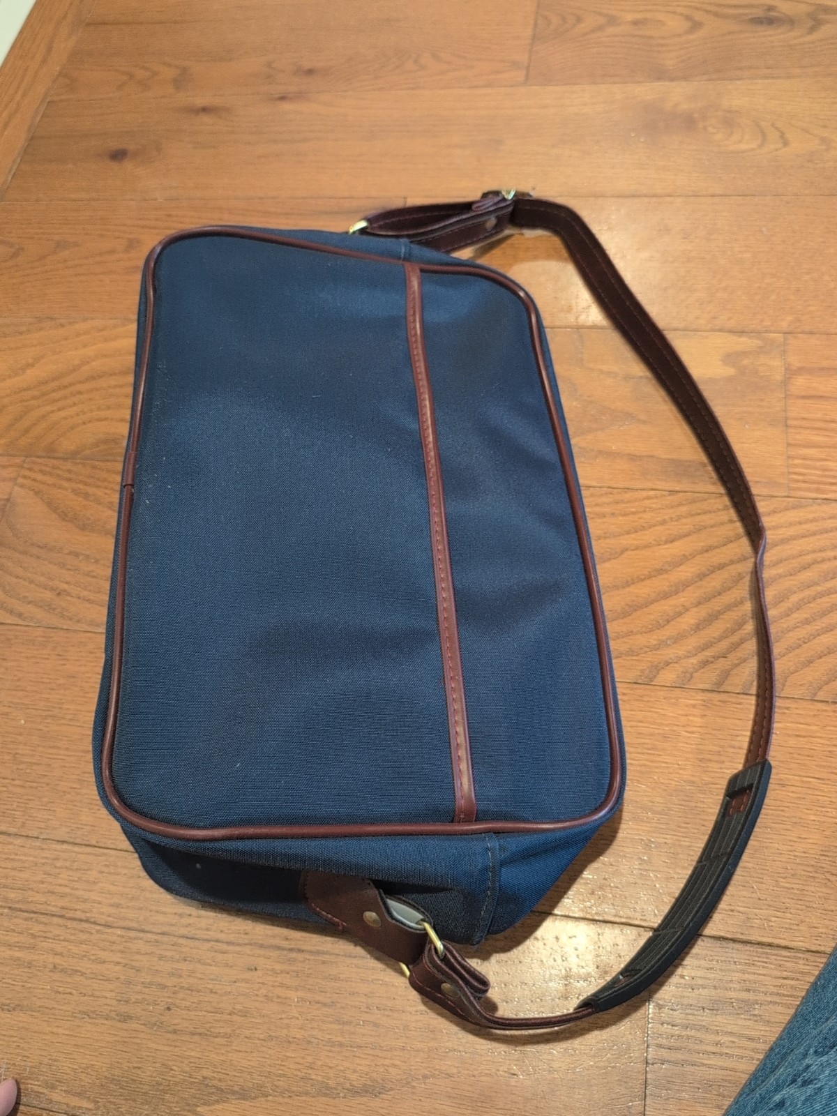 Vintage Nice Cond. 1980’s Samsonite 22″ Carry-On Suitcase , Shoulder Bag