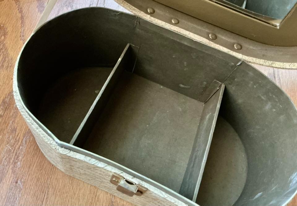 Vintage Oval Travel Makeup Cosmetic Vanity Case with Mirror Angels on Top