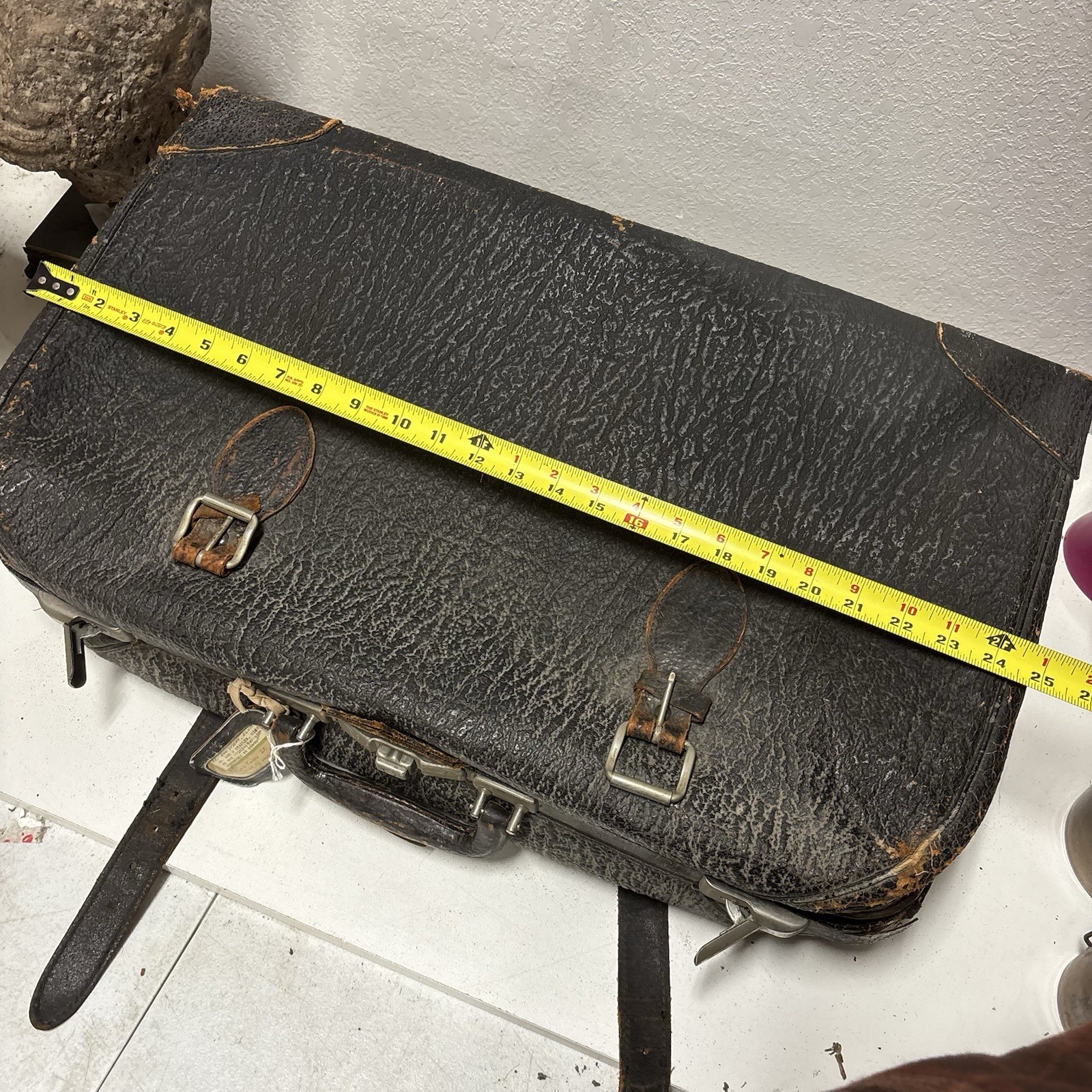 Antique Vtg Black Textured Leather 25″ Suitcase 1940’s w/ KEY Garland Luggage