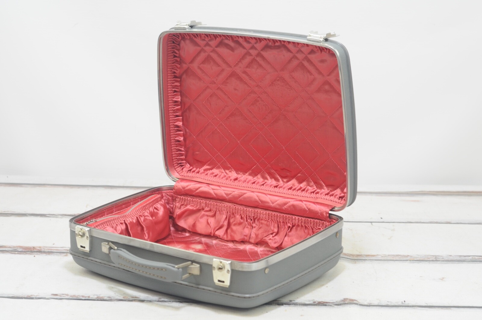 Vintage American Tourister Large Size Suitcase Luggage Medium Gray Pink Good Con