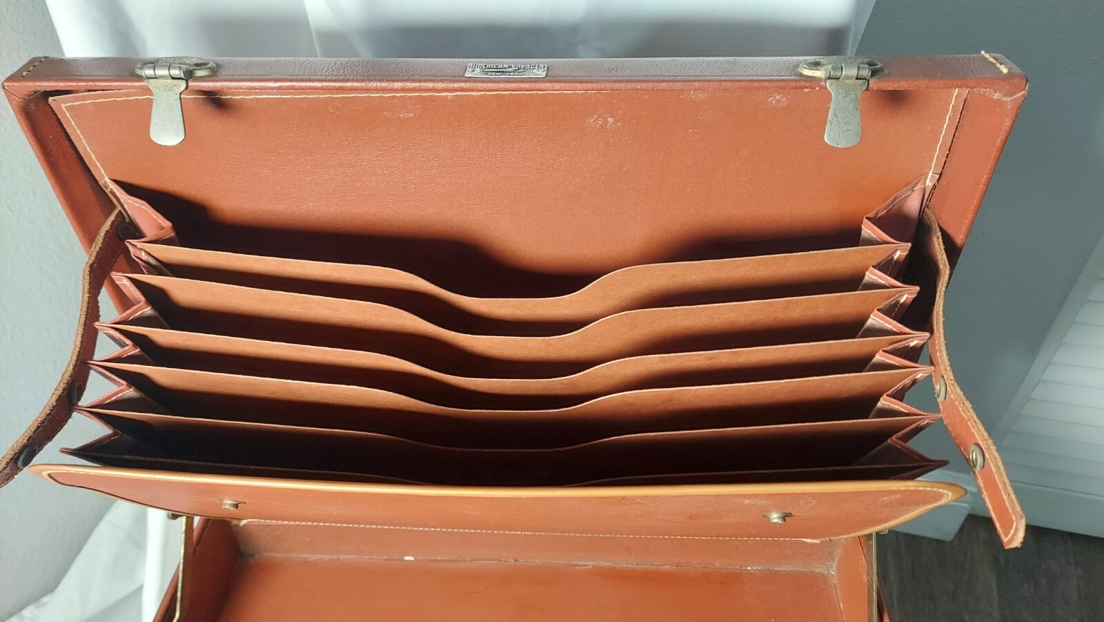 Vintage American Voyager New York Hardside Briefcase 22.5×17.5×7″ Brown