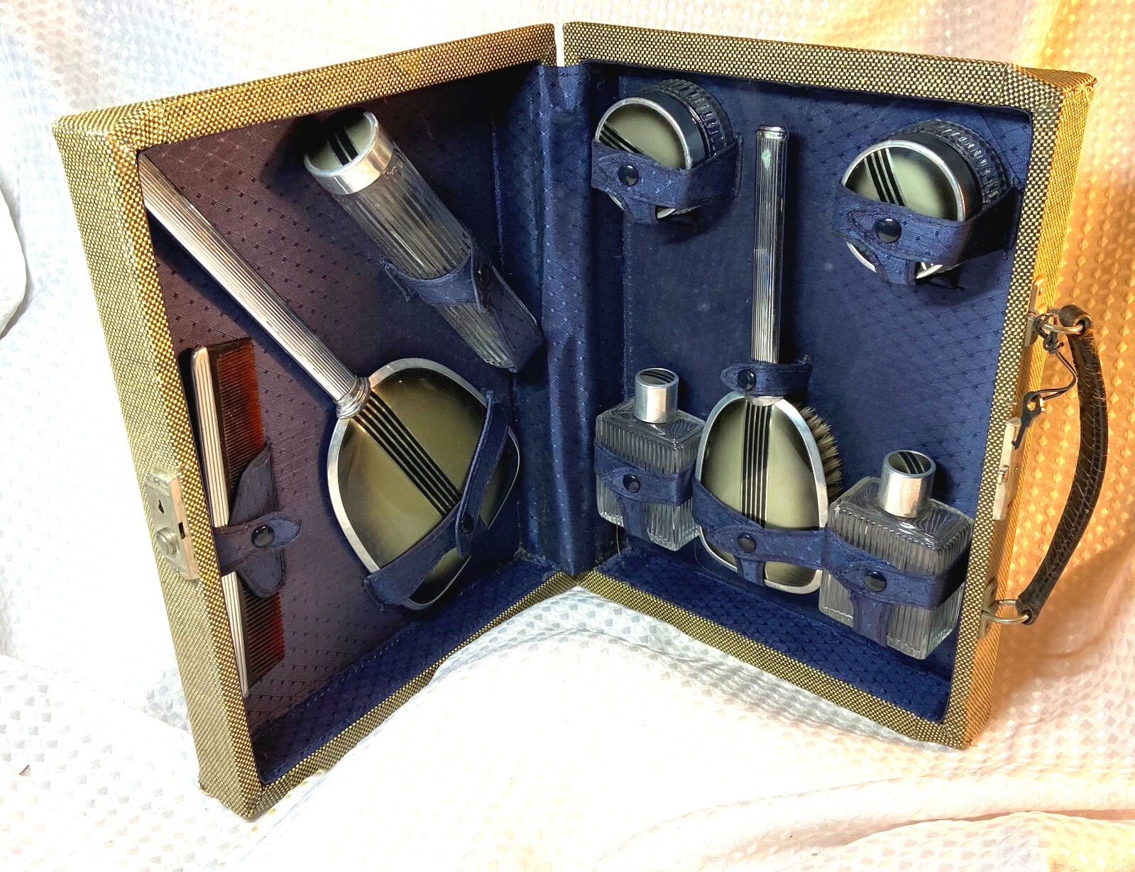 VINTAGE + RARE 1940’s TRAIN TRAVEL VANITY LUGGAGE CASE COMPLETE ACCESORIES + KEY