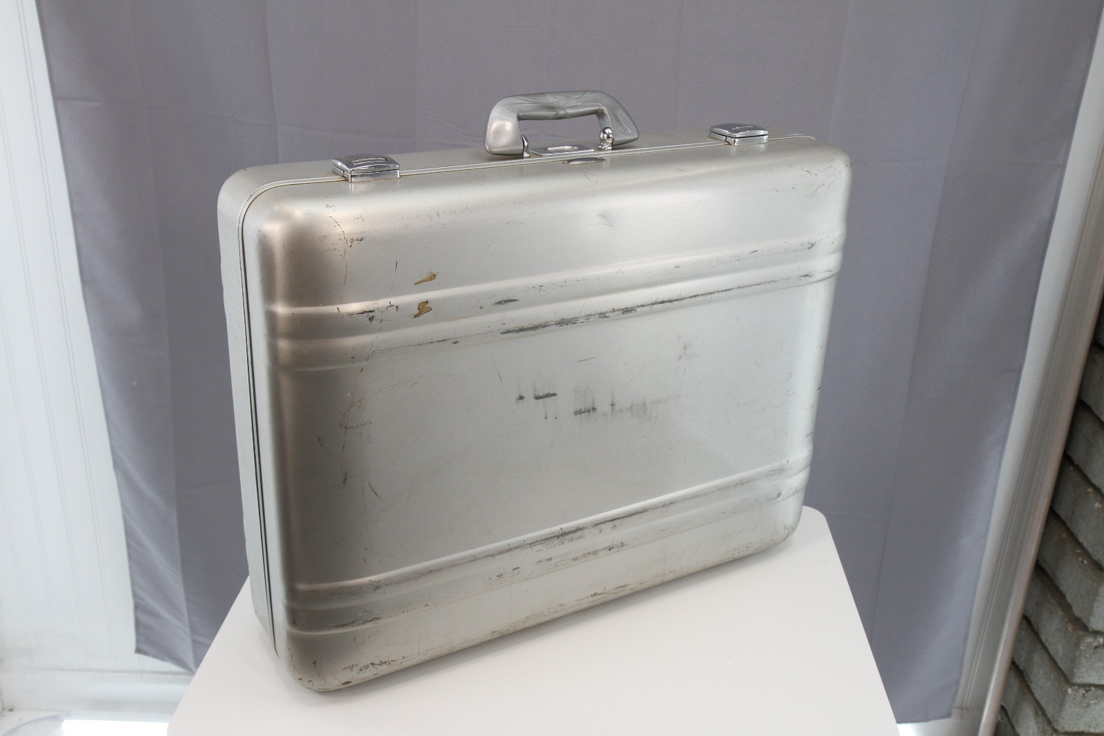 Vintage Zero Halliburton Aluminum Suitcase CLEAN Accessories 24″ x 18″ x 8″