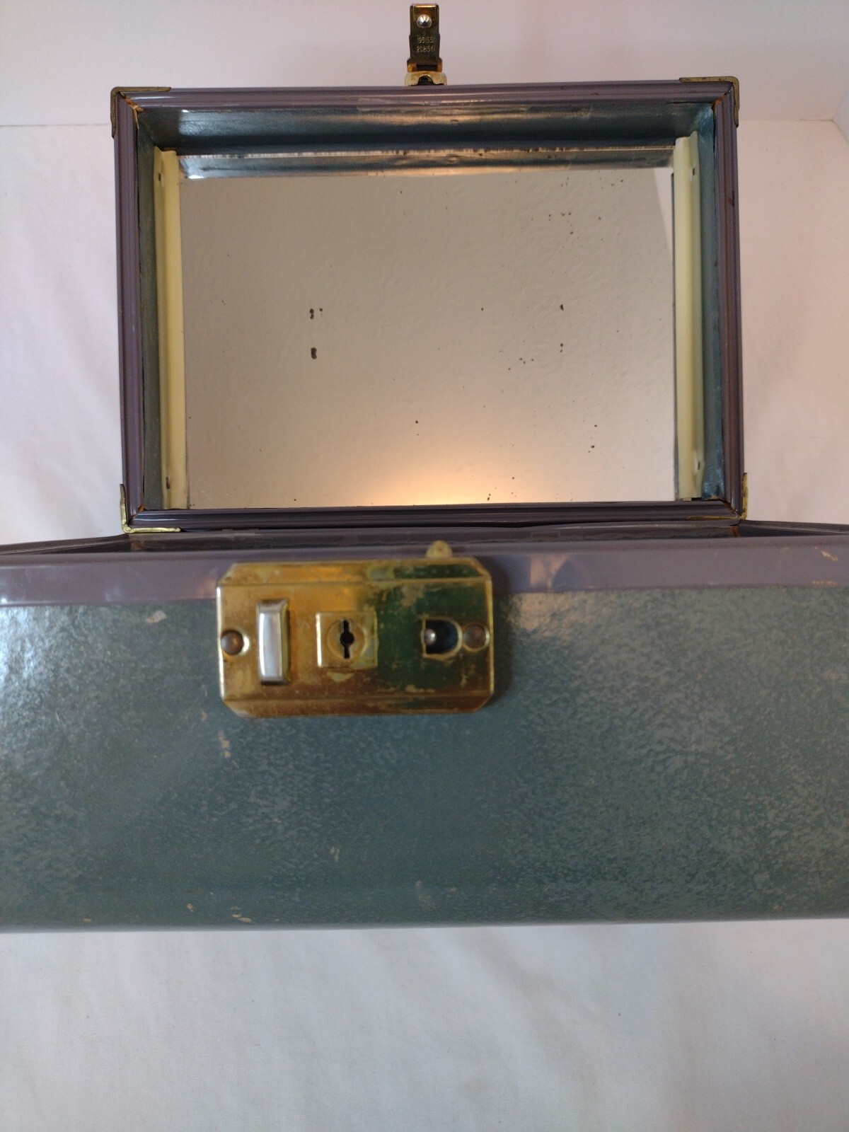 Vintage Train Case Hard Side Make Up Case with Mirror No Key Latch Works