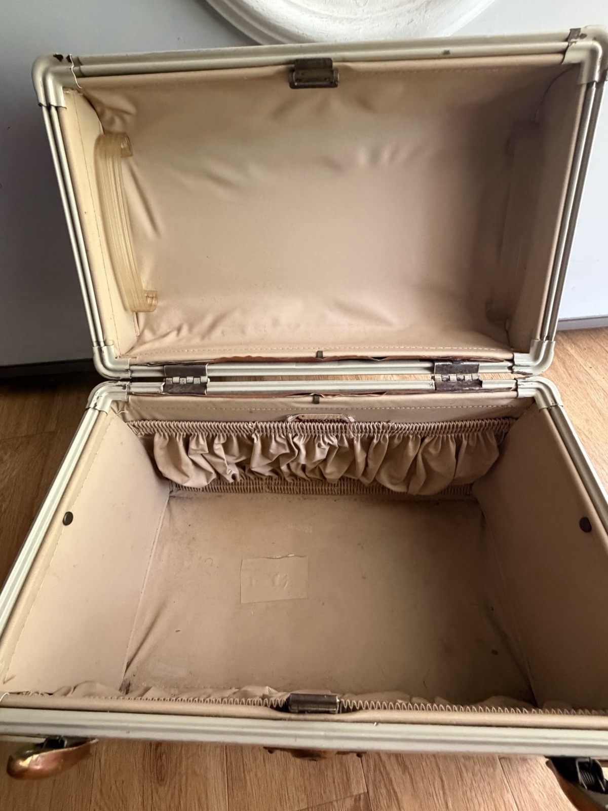Samsonite Vintage 1950s Beige Vinyl Hard Vanity Case Locking Extra Compartments