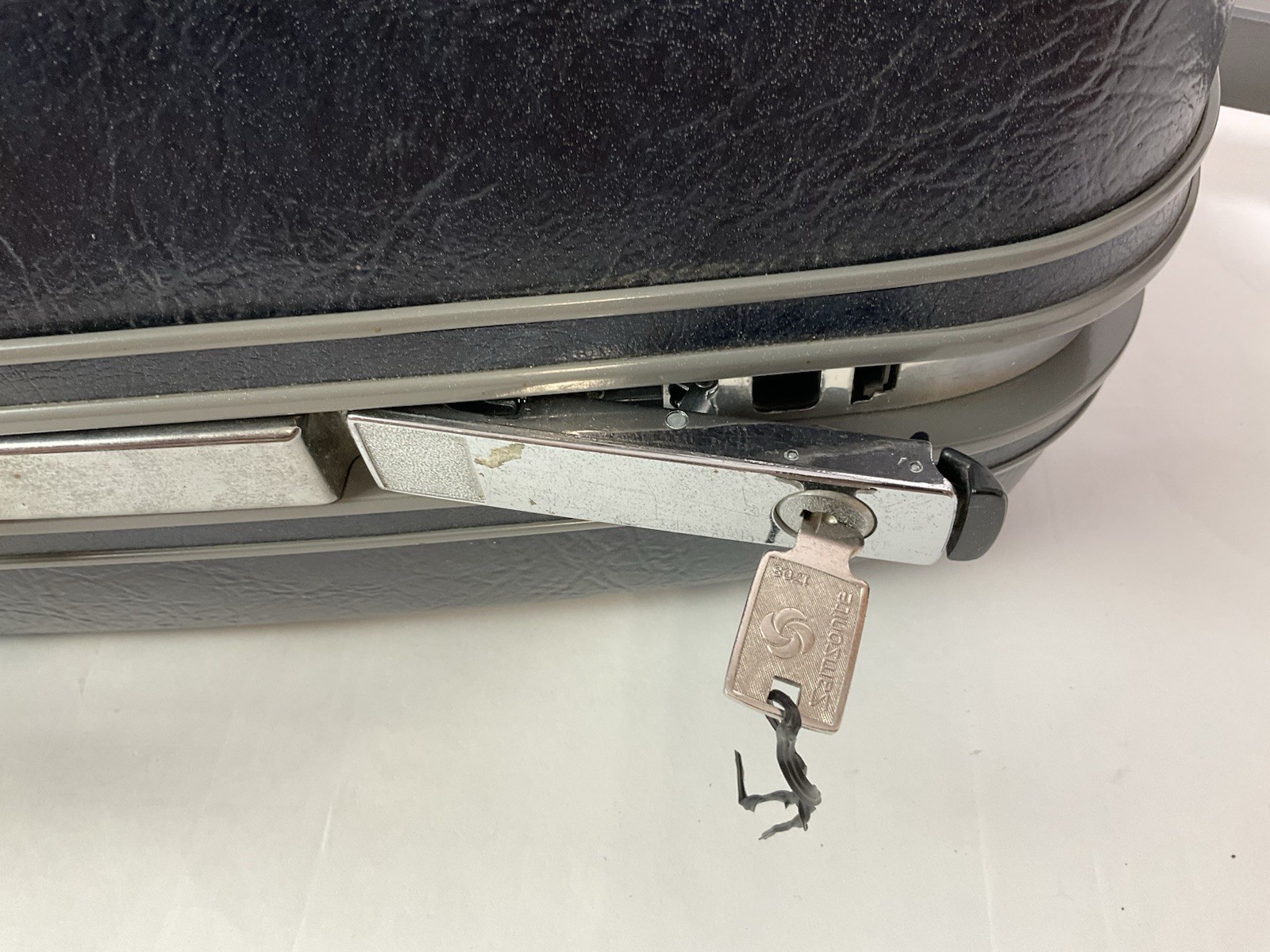Vintage Samsonite Profile II Navy / Black Luggage Hard Shell Suitcase With Key