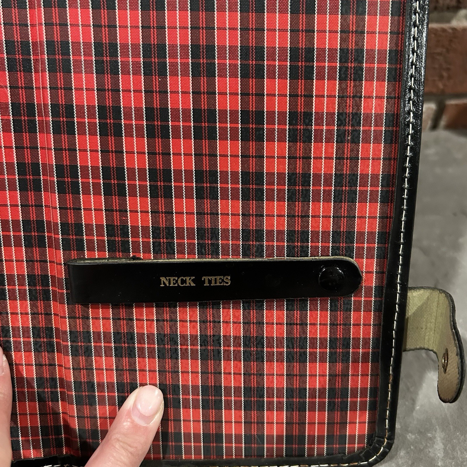 Vtg midcentury necktie travel case Black Exterior Red Tartan Interior – E