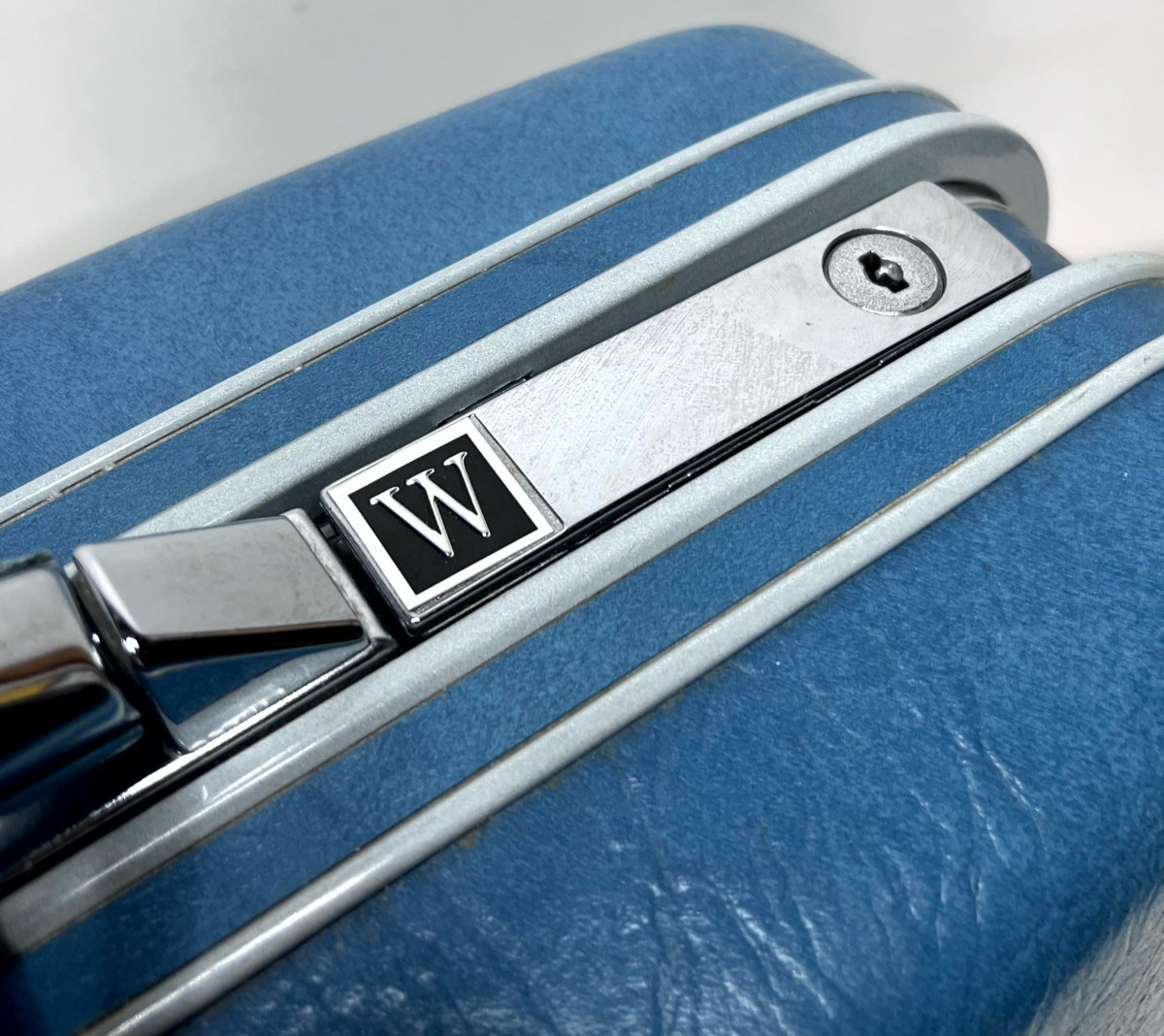 Vintage Samsonite Silhouette II Blue Hard Shell Suitcase Locking 21x17x8 W/ Key