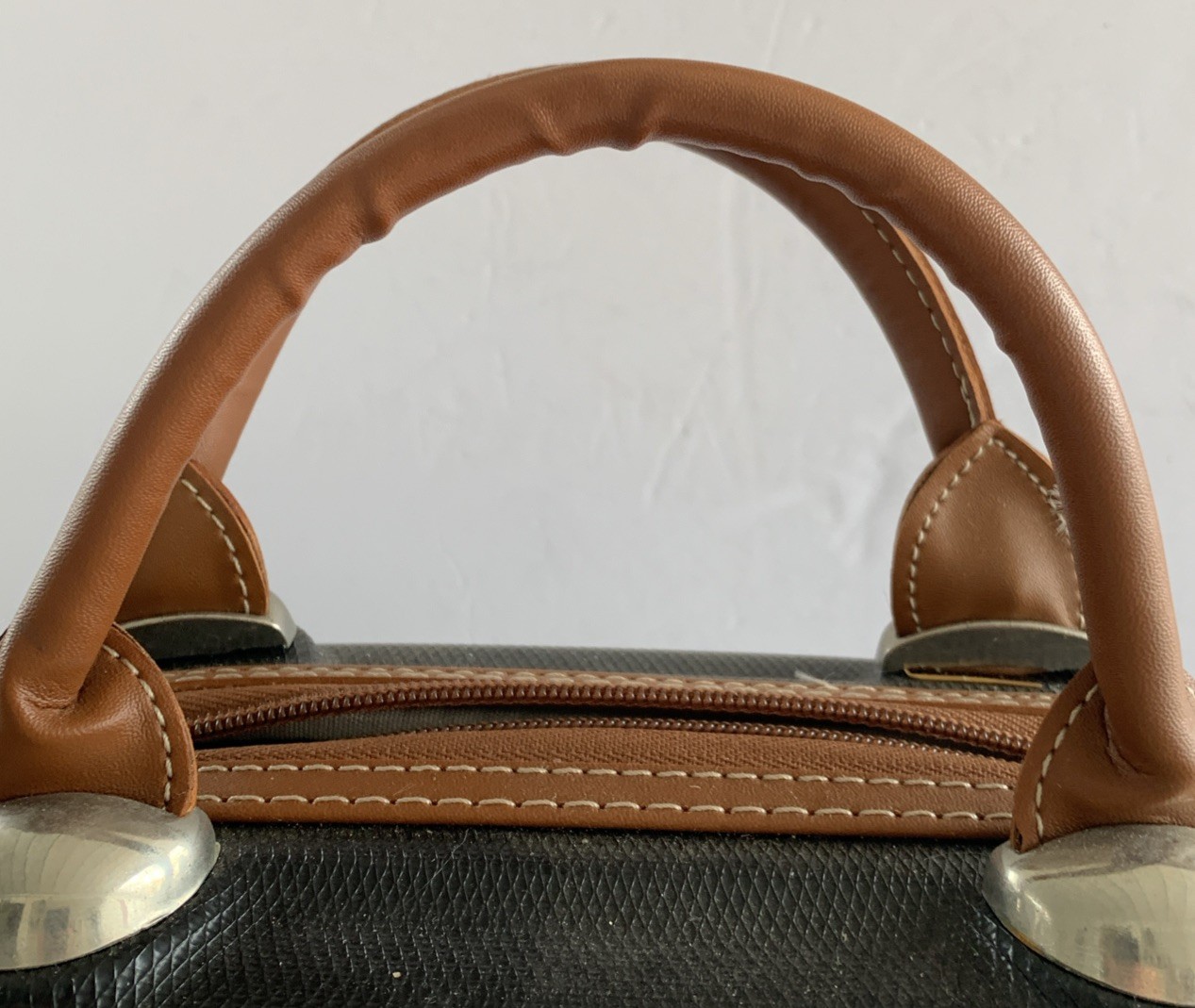LANDOR AND HAWA INTERNATIONAL TRAVELER HARD SHELL CARRIER / APPROX. 13x11x7 inch