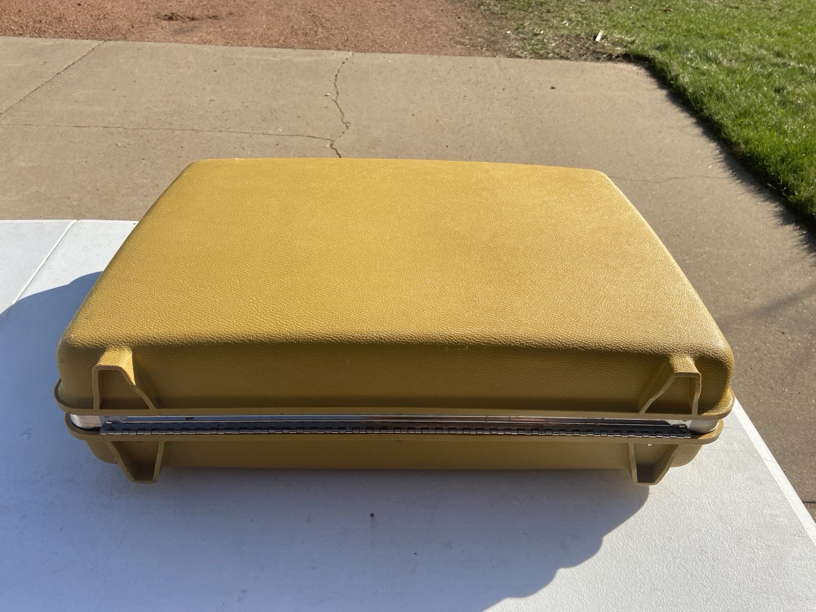 Vintage Gold Large Samsonite Saturn II Luggage Suitcase Hard Shell W/ Key 24×18