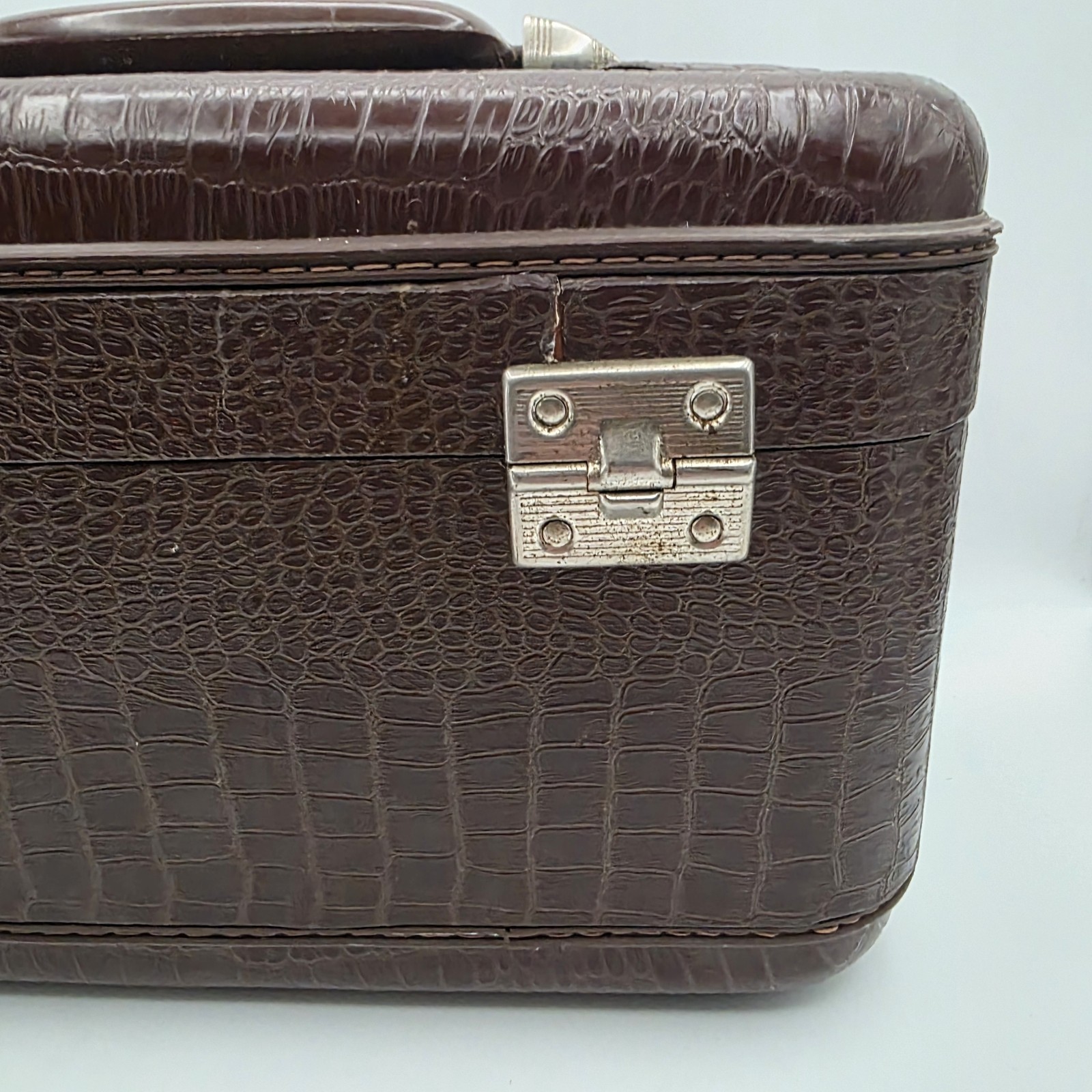 1970’s Vintage Wayfarer Silhouette Train Case Faux Alligator