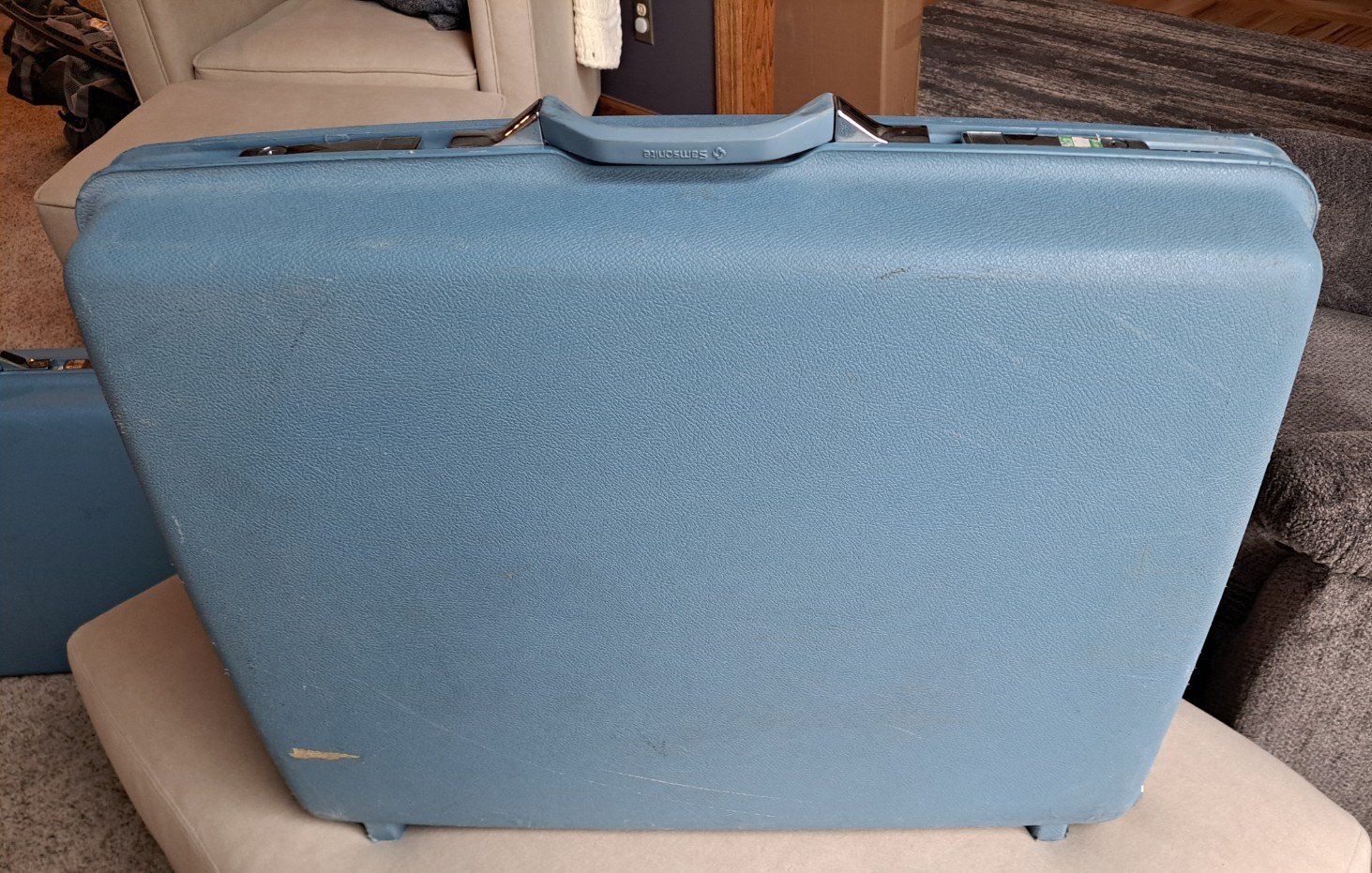 SET OF 2 1970s SAMSONITE ROYAL TRAVELLER MONTEBELLO II SUITCASES BLUE