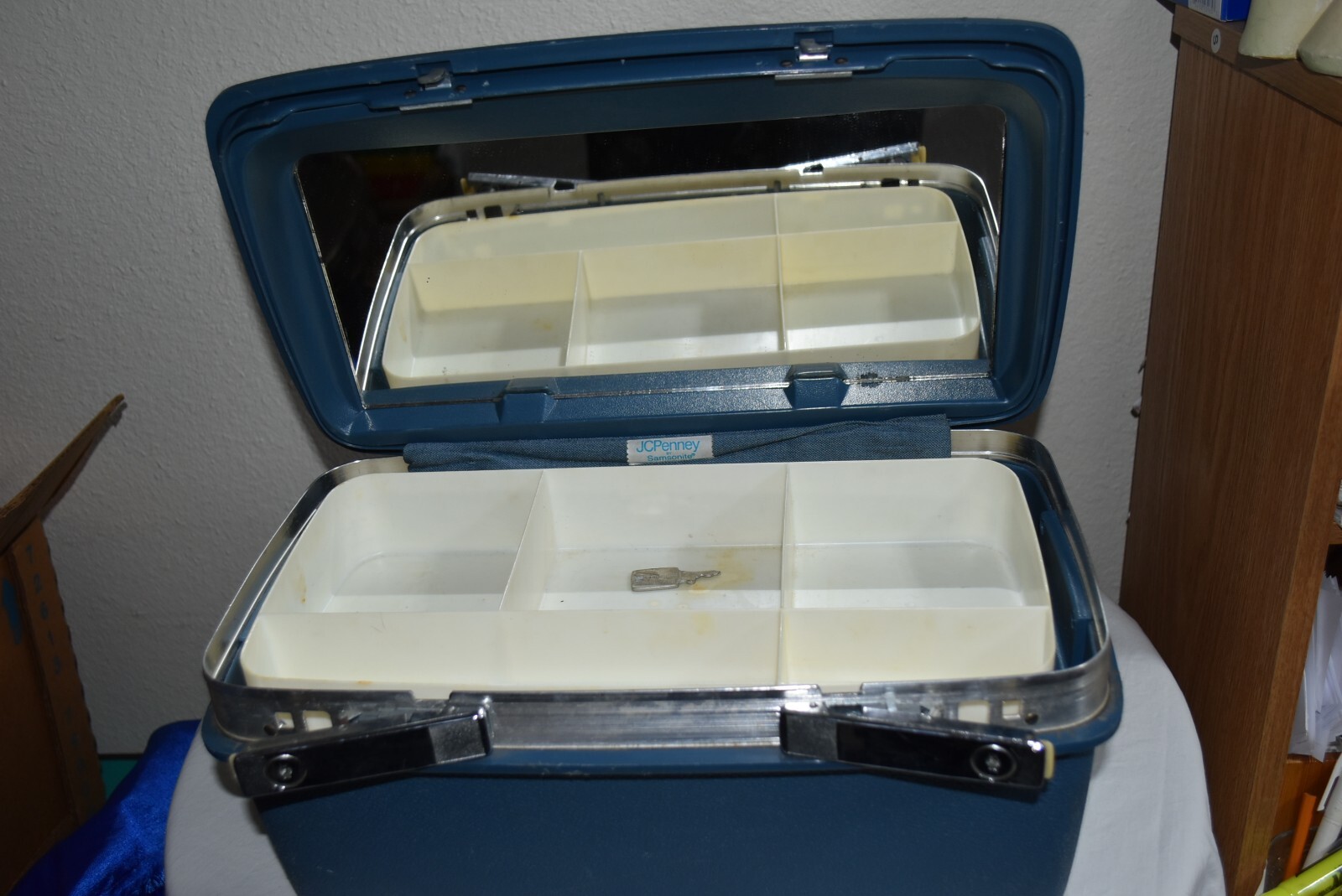 VINTAGE SAMSONITE JC Penney Blue Hard Shell TRAIN Makeup mirror Suit CASE key