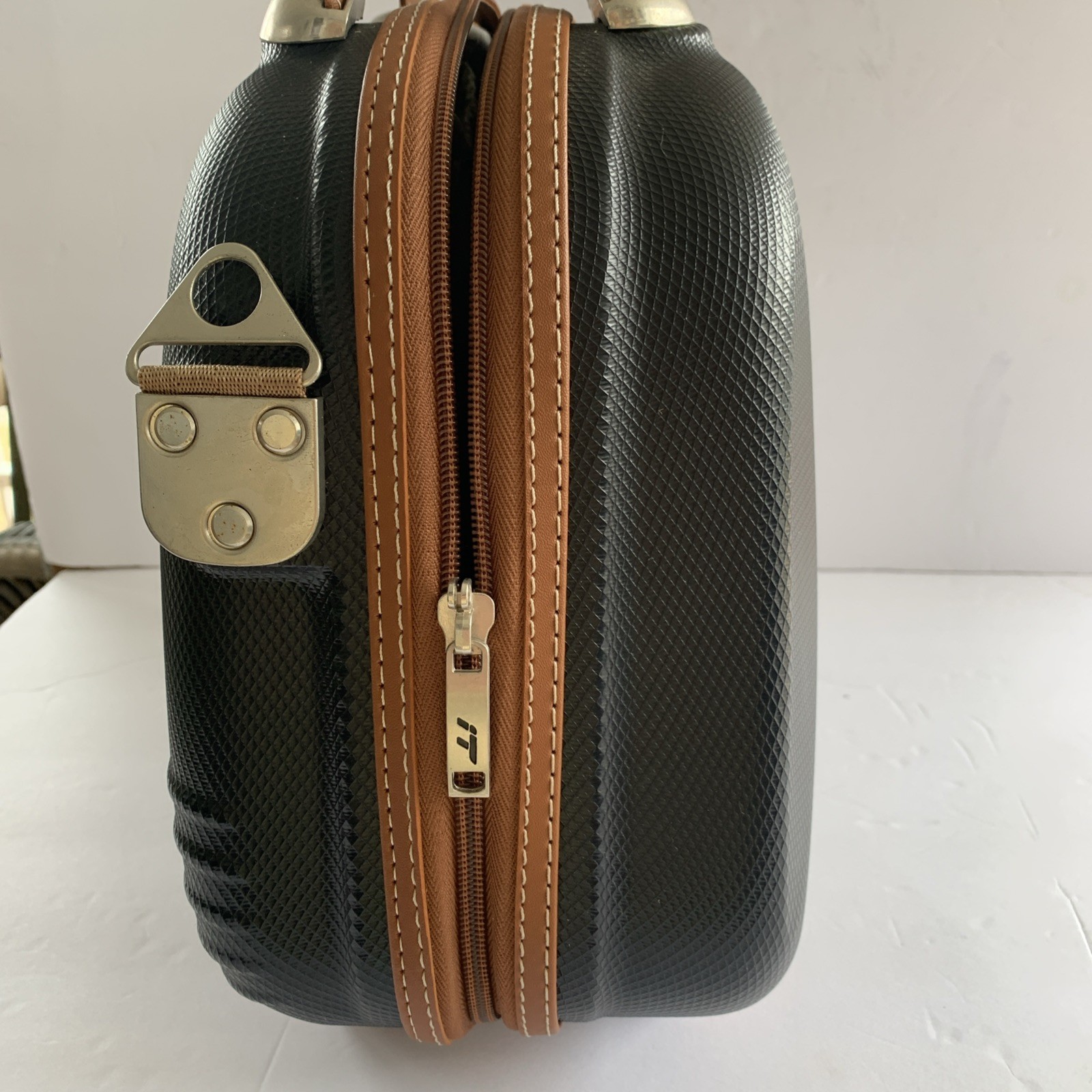 LANDOR AND HAWA INTERNATIONAL TRAVELER HARD SHELL CARRIER / APPROX. 13x11x7 inch