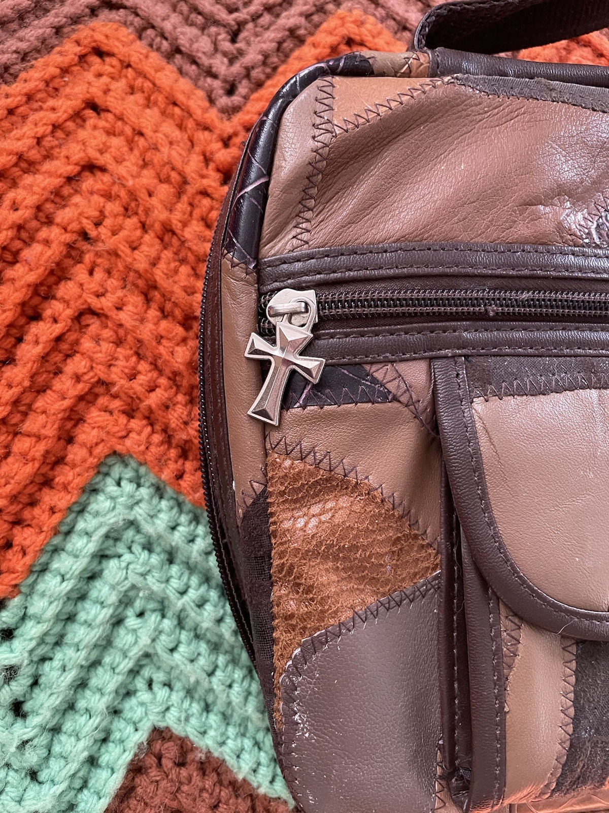 Vtg Travel bag Patchwork Leather Large Cross Zipper Pull