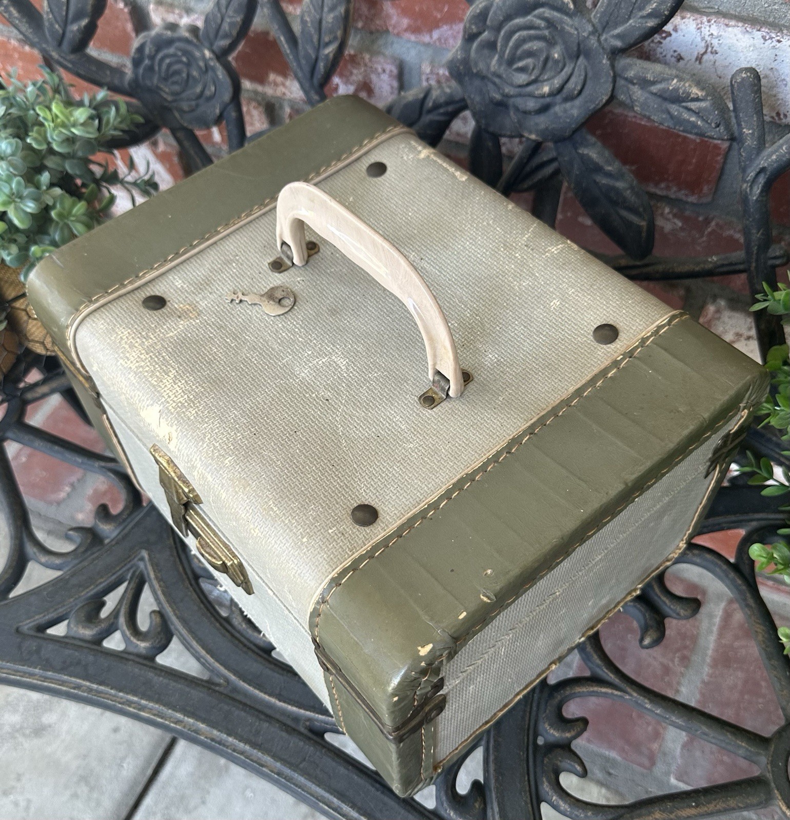 Vintage Train Case; Seafoam/Olive Trim; Houndstooth Paper Int; Mirror, Tray, Key