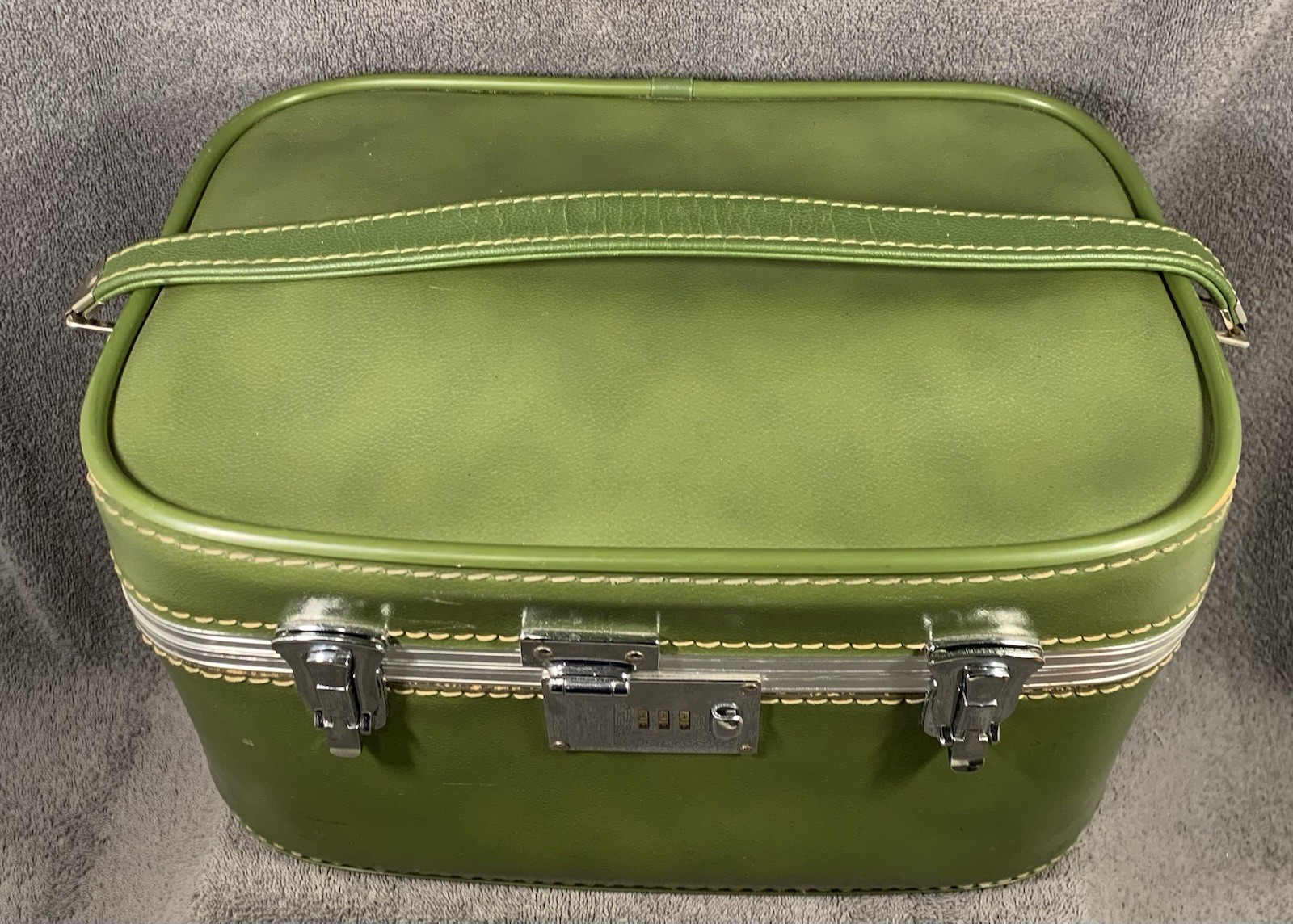 Suitcase Avocado Green Corbin Sesamee Latch Retro Look Nice