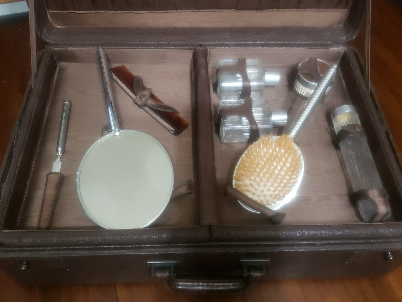 Antique 1939 Leather Suitcase With Vanity Case And Accessories