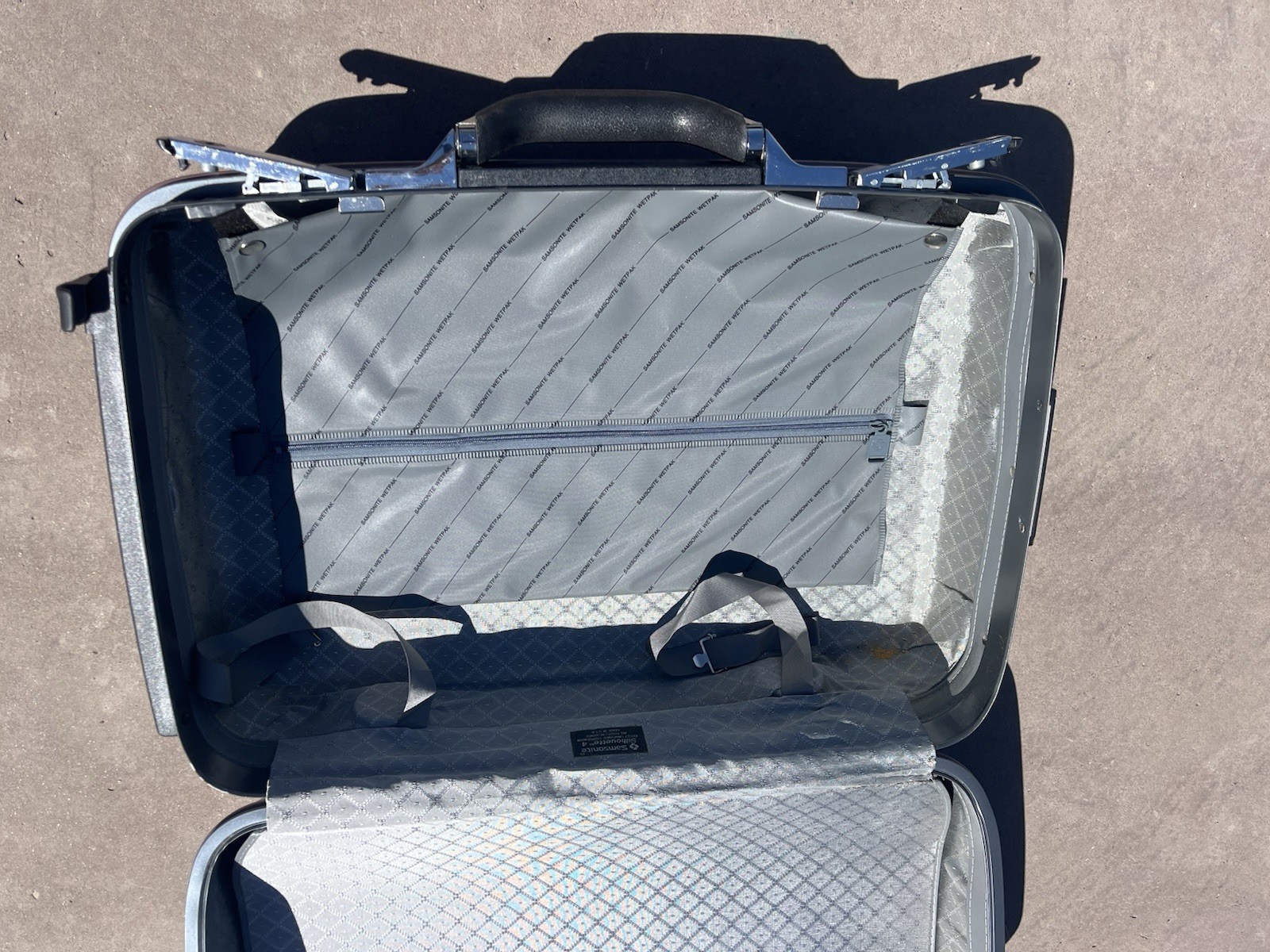 Vintage Samsonite Silhouette 4 Rolling Suitcase & Cosmetic Case Carry On w/Keys