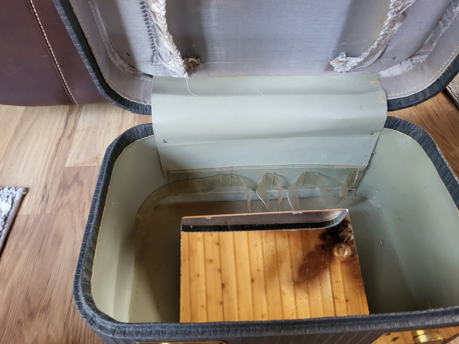 Vintage Sky Flite Makeup Hard Shell Case