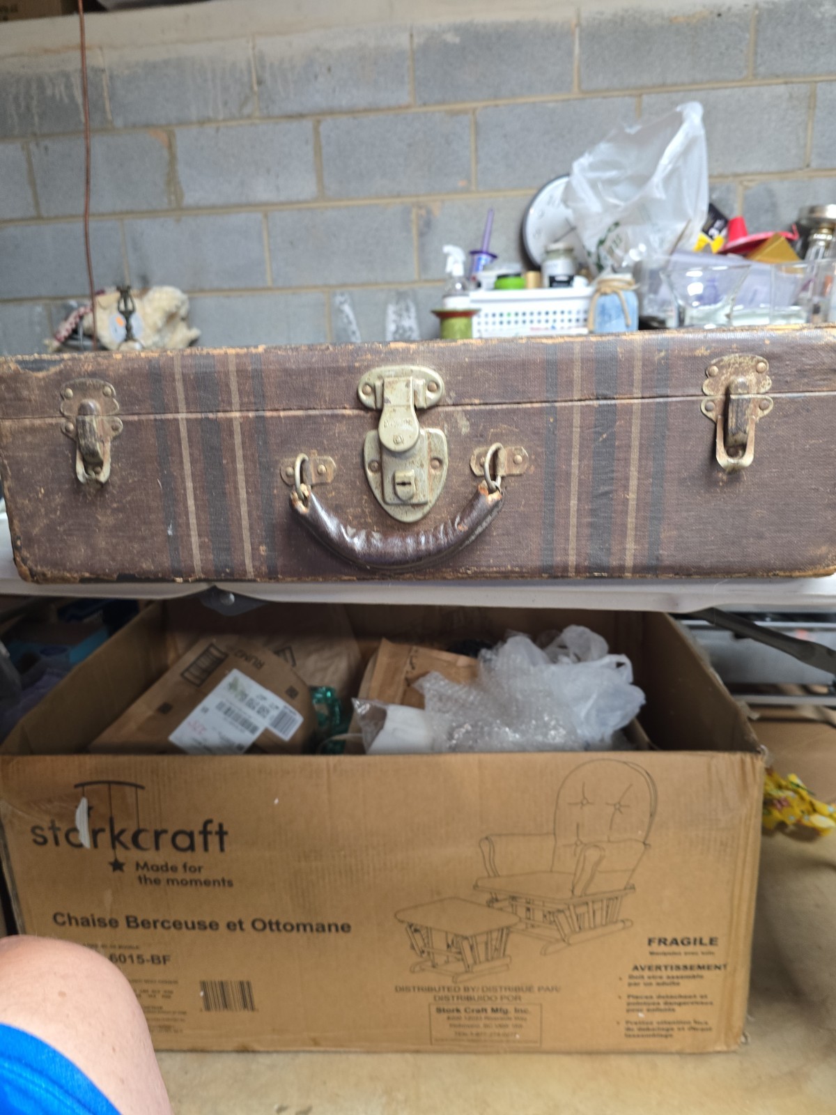 Vtg Travel Case Fabric Over Wood Lock And Latches No Key.
