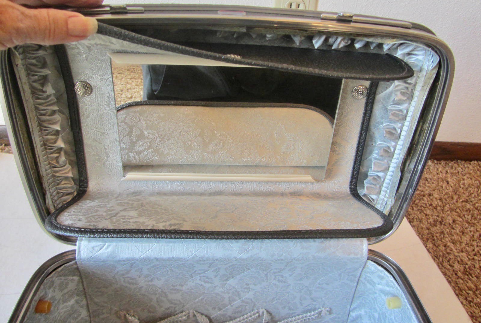 Vtg American Tourister Tiara GRAY Train Case Makeup W/Mirror 2 Fabric Bags Key