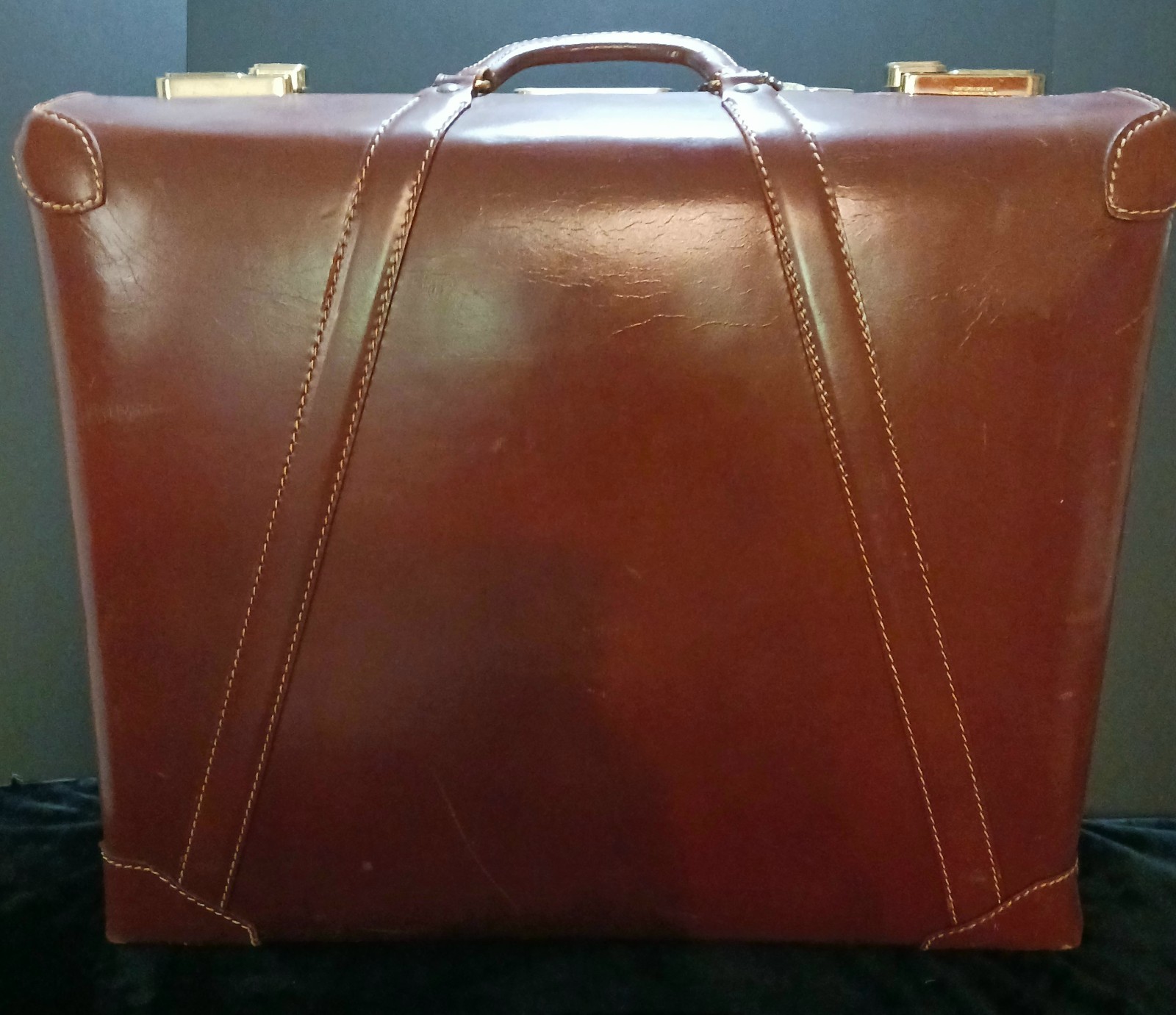 Lord Ashley Luggage Leather Large Compartments H 18” X W 21” X D 6 1/2″ 2 Keys