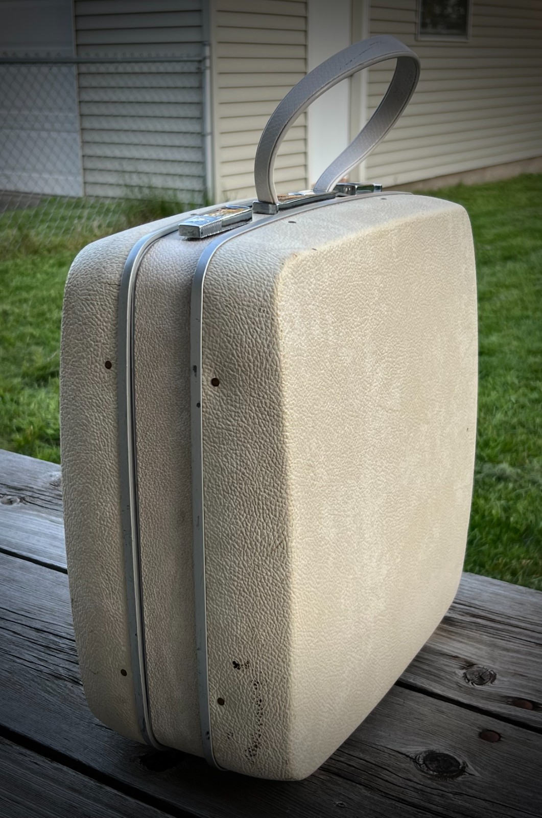 Vintage Royal Traveller Samsonite Companion Case 1960s White Hard Shell w/ Keys