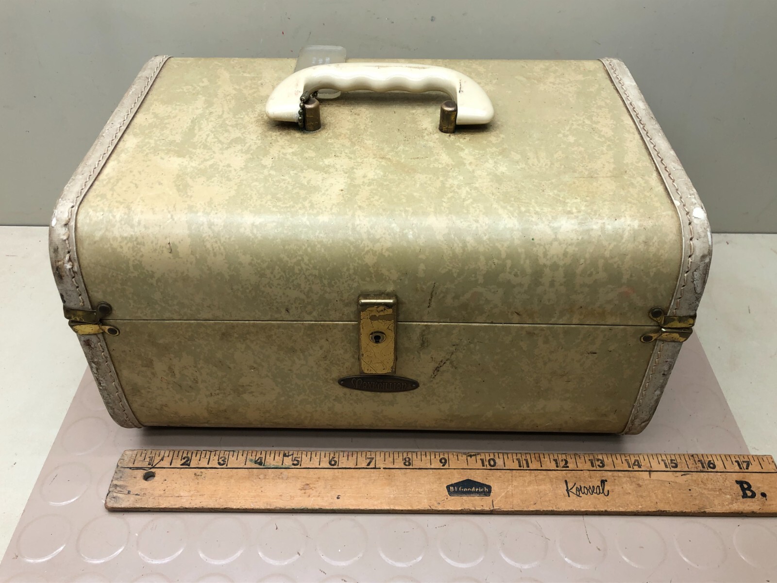 Maximillian Vintage Suitcase Hardshell Train Case Travel No Lock key a