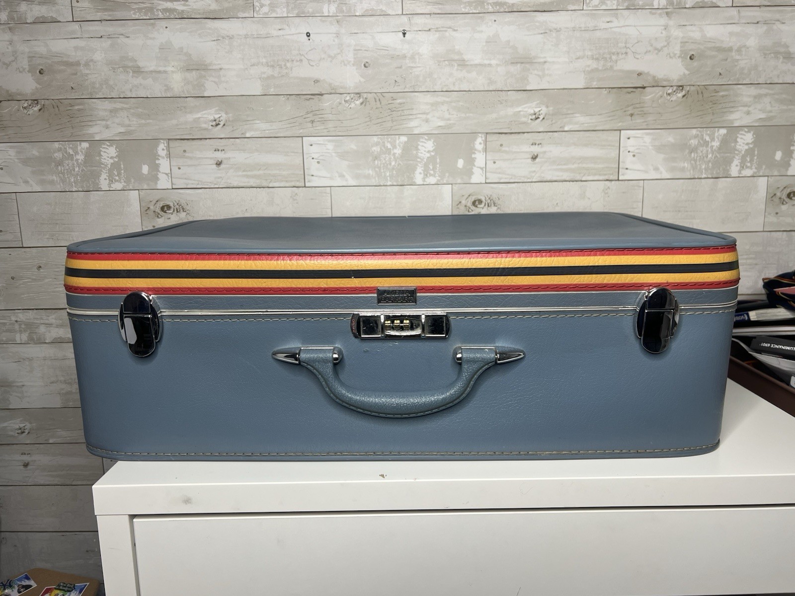 VTG AMELIA EARHART Blue Travel Luggage Suitcase Stripe 27” X 18” – Nice!! 50s
