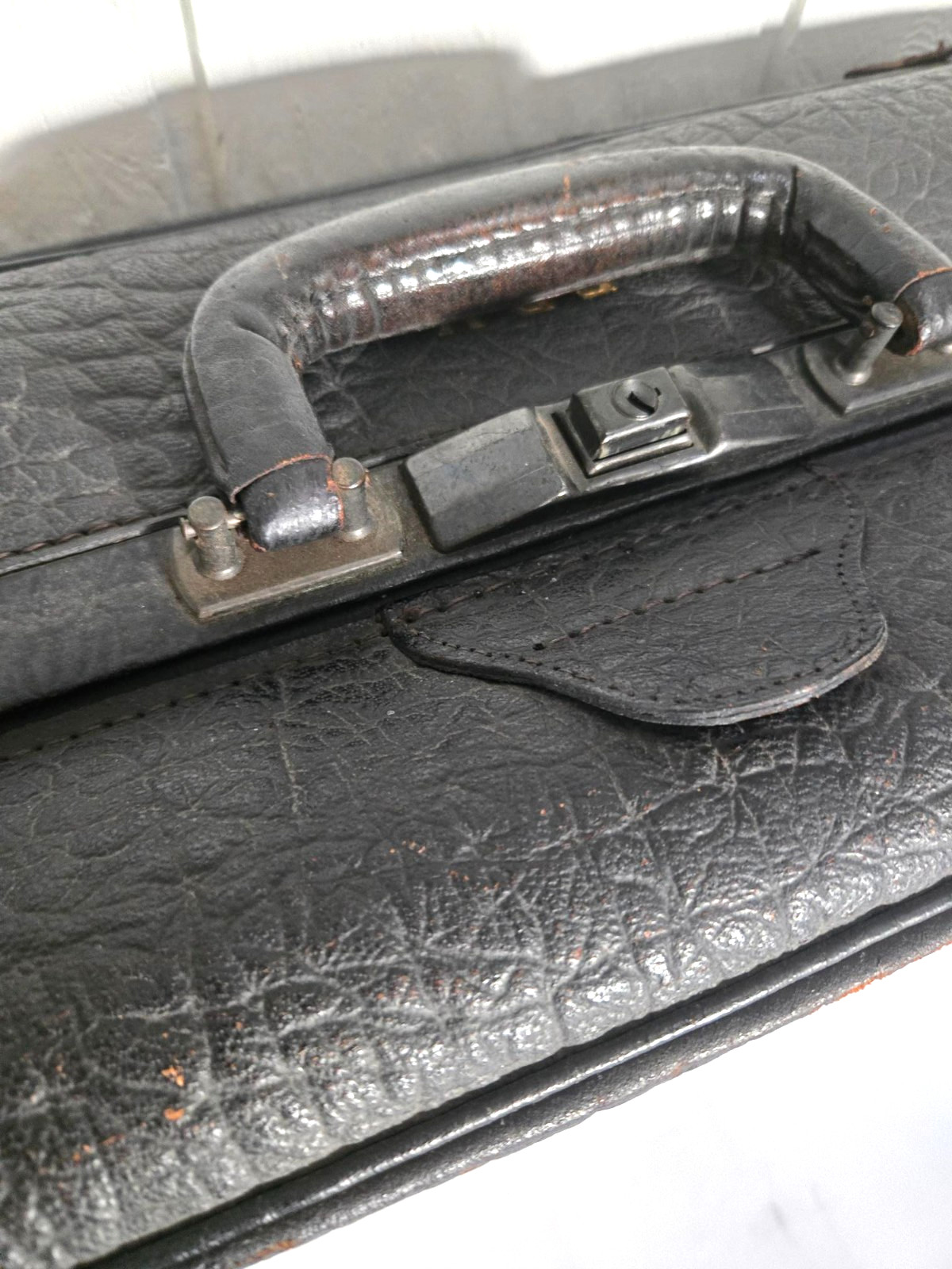 Antique Vintage 1930’s Black Leather Suitcase Luggage 25″L x 14″H x 8″D