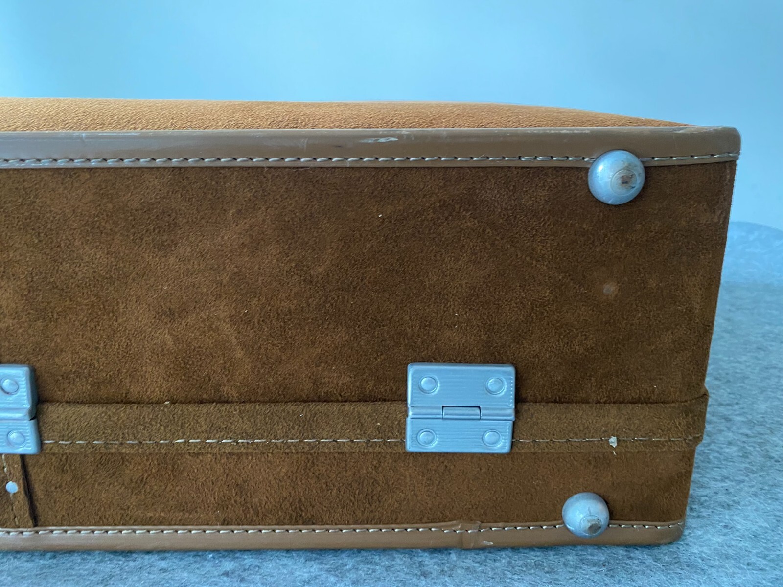 Beautiful Suede Tan Vintage Halston Hartmann 25” Suitcase Luggage UNUSED – Rare