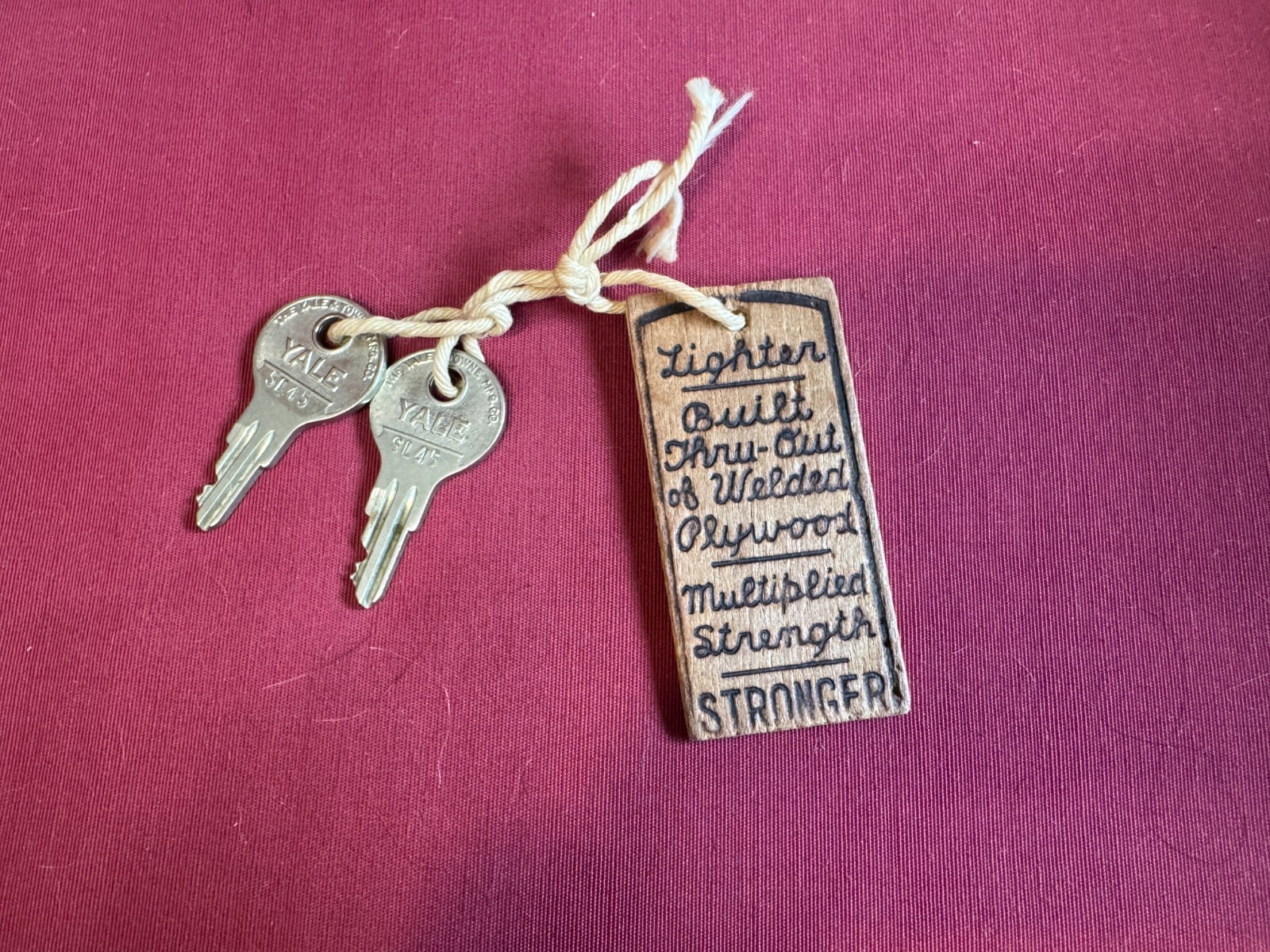 AMELIA EARHART LUGGAGE SUITCASE WITH KEYS FOR LOCKS – 24×14.5″ -TRAVEL -AIRPLANE