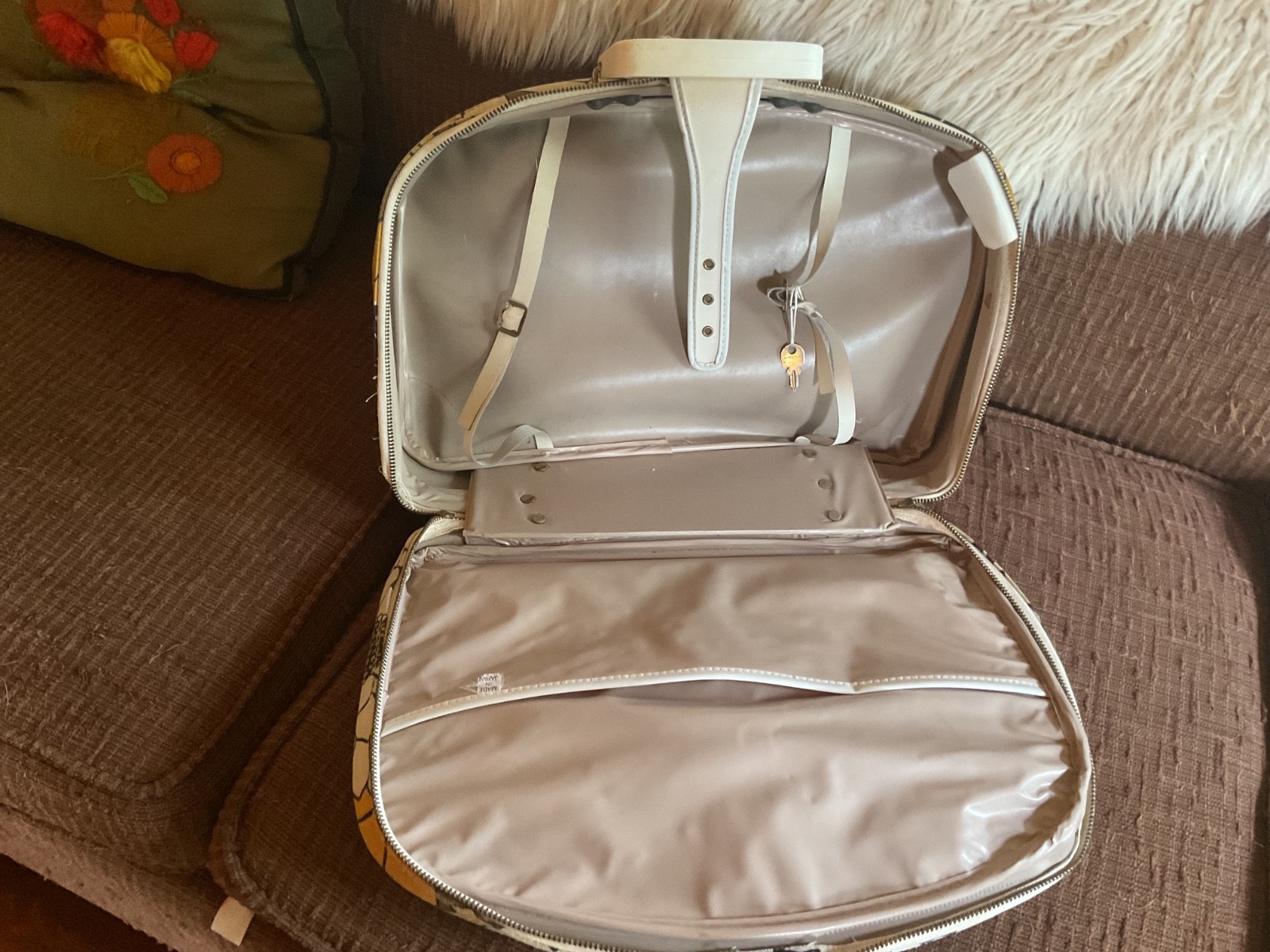 Vintage white 60s Retro MOD Groovy Flower Power Luggage Suitcase with Key mcm