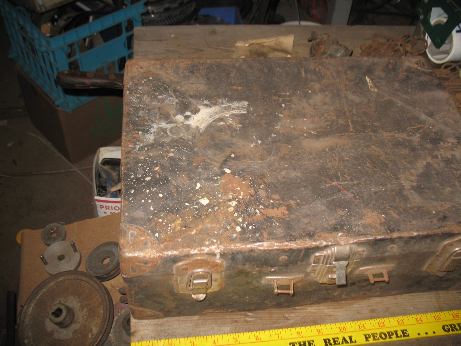 VTG METAL WOOD LINED SUITCASE TRUNK SALVAGE DISTRESSED CABIN PROP ART FARM DECOR
