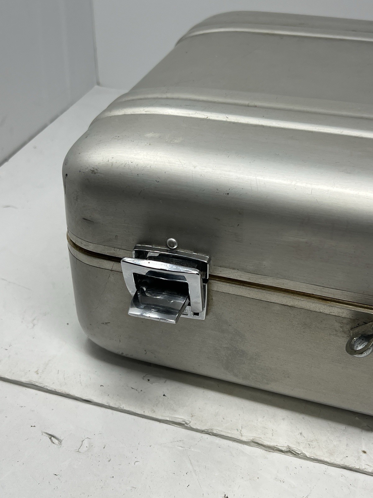 Halliburton Aluminum Travel Suitcase 18″ x 13″ x 6″ Missing Handle No Key