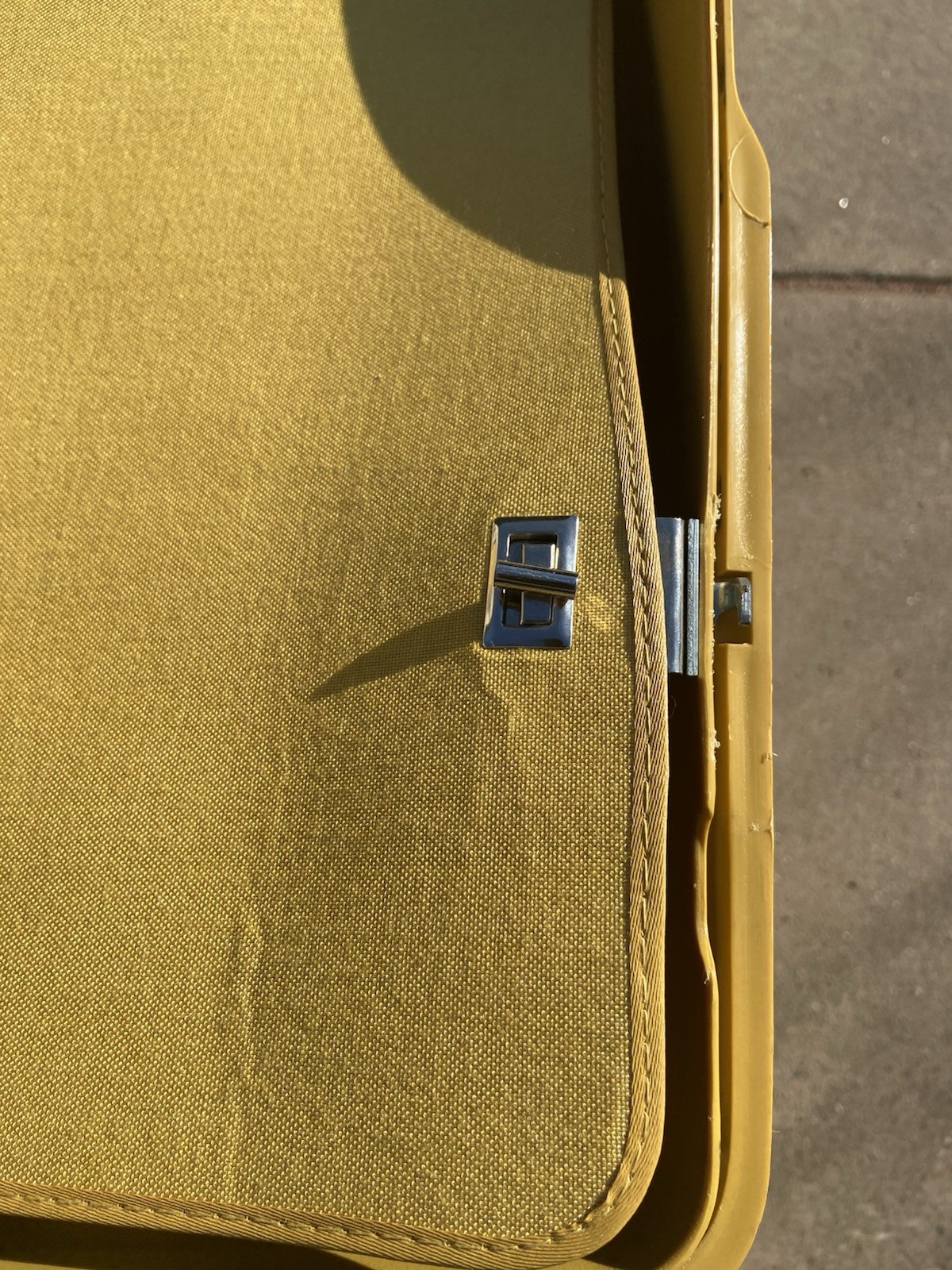 Vintage Gold Large Samsonite Saturn II Luggage Suitcase Hard Shell W/ Key 24×18