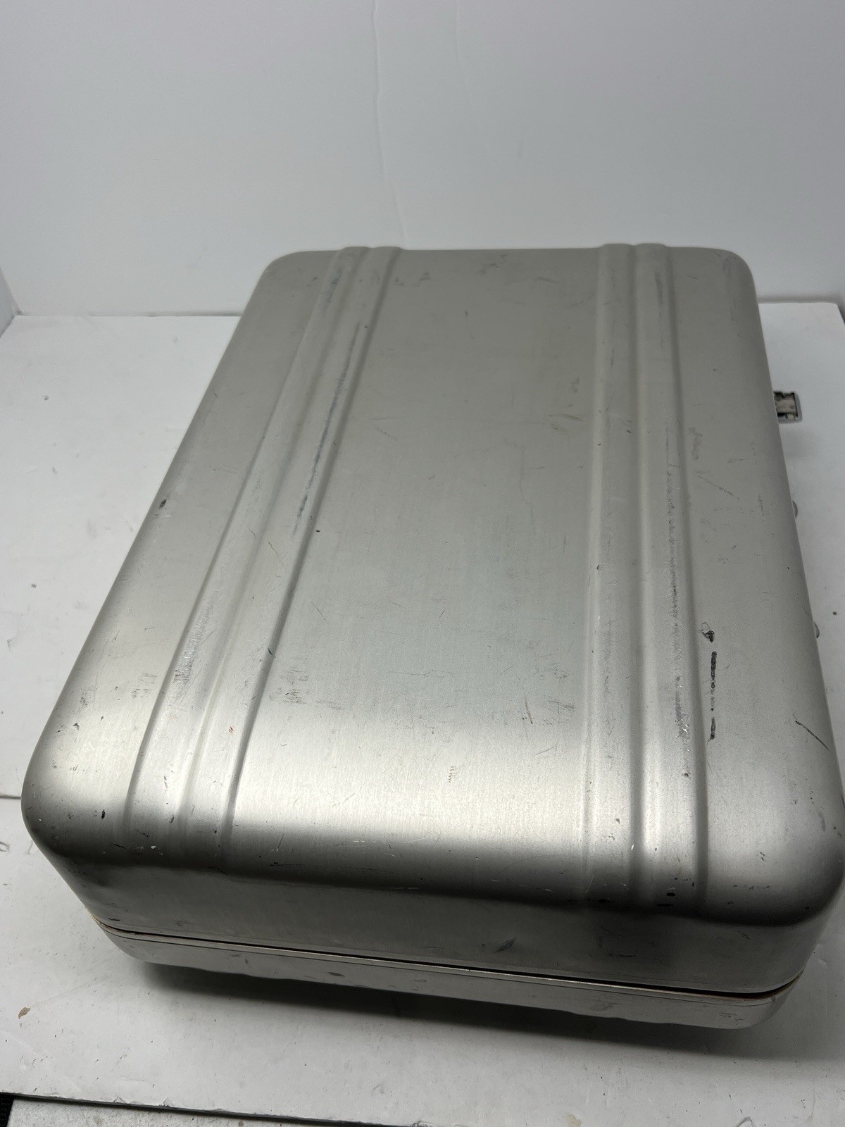 Halliburton Aluminum Travel Suitcase 18″ x 13″ x 6″ Missing Handle No Key