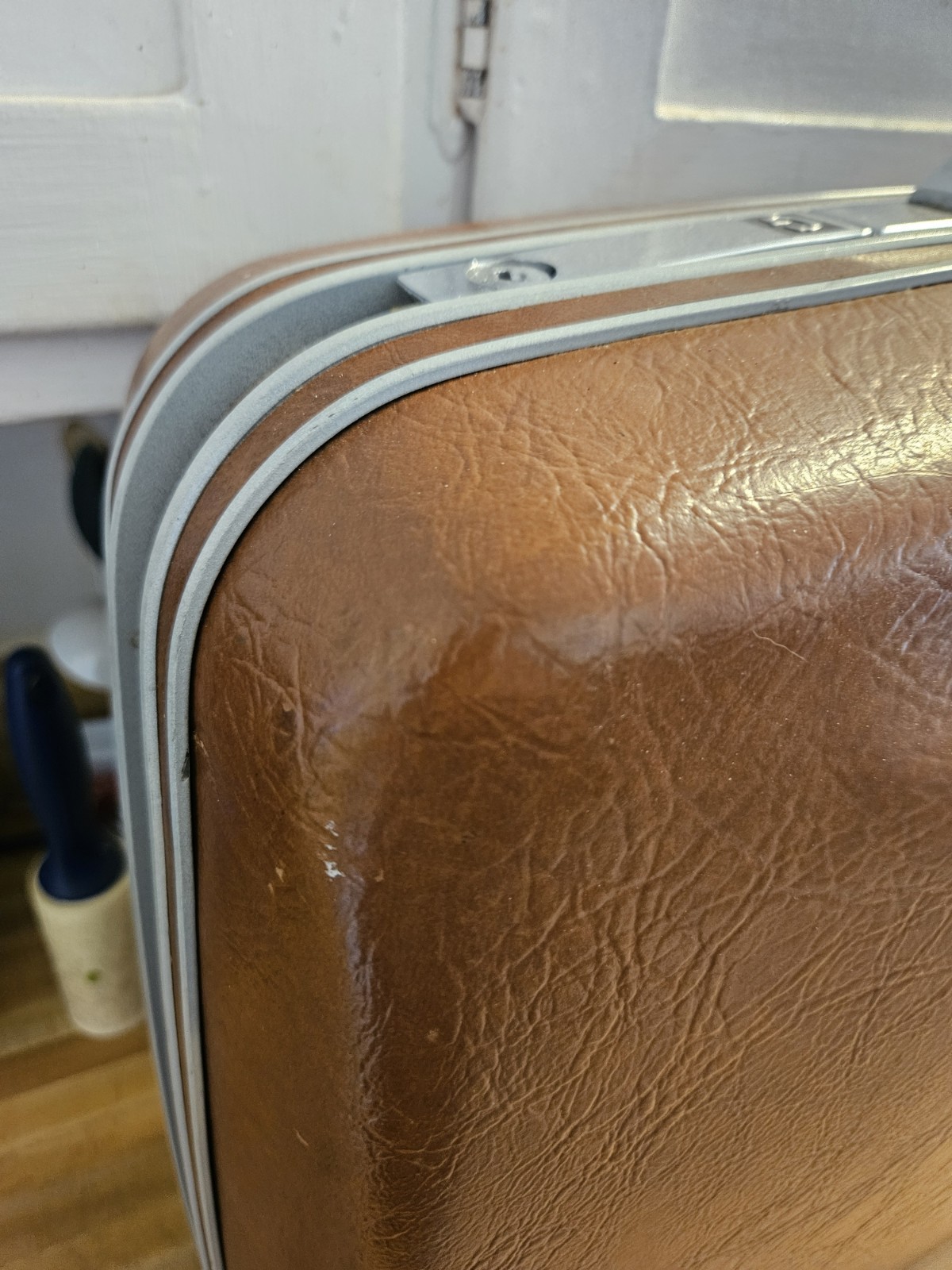 Vintage 22″×17″ Samsonite Hardshell Suitcase Brown No Key