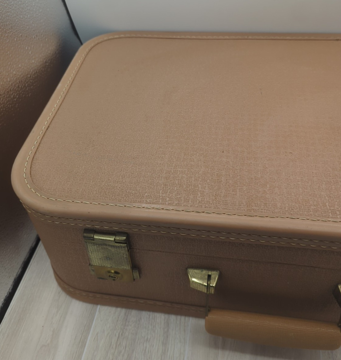 VINTAGE Luggage/Travel LADY BALTIMORE STARLINE SUITCASE 18″X11″6″ Beige Hardtop