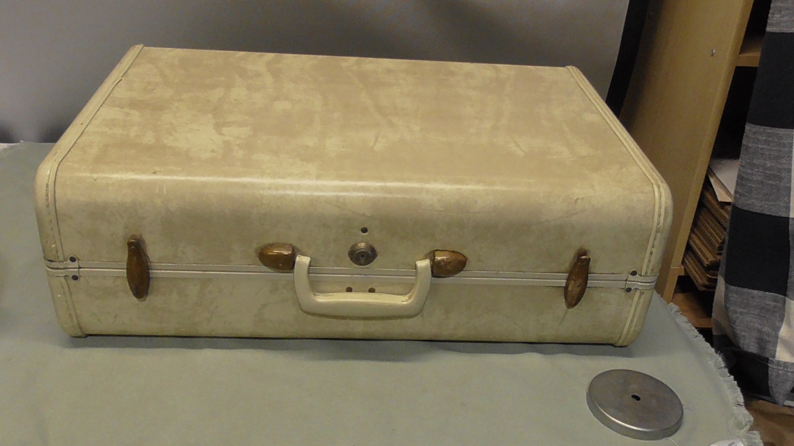 Vintage Samsonite Shwayder Suitcase MARBLED Cream Tan APX 21″x17x8 no key