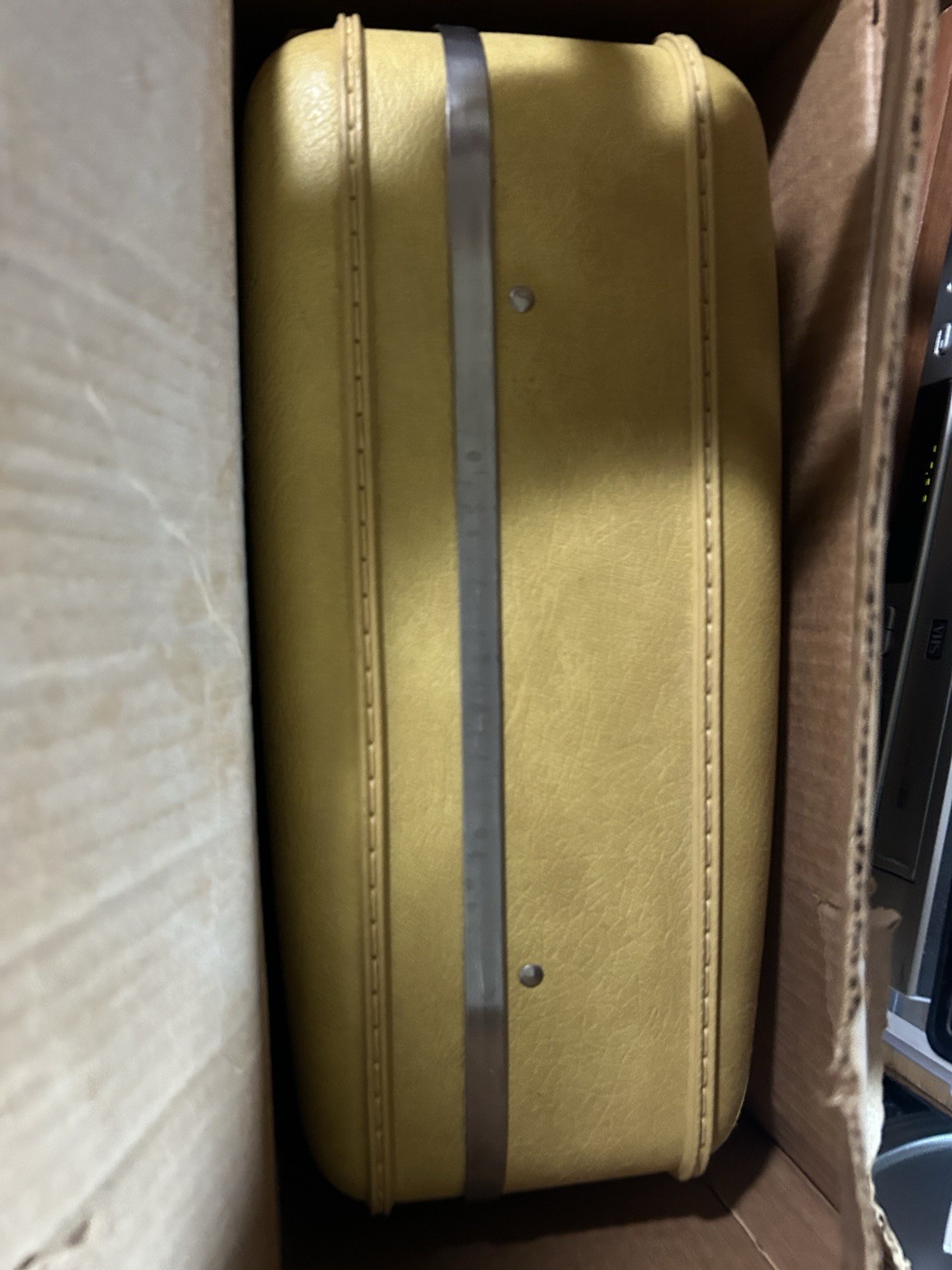 Escort Series Model 6024 24″ Gold Pullman Suitcase American Tourister With box