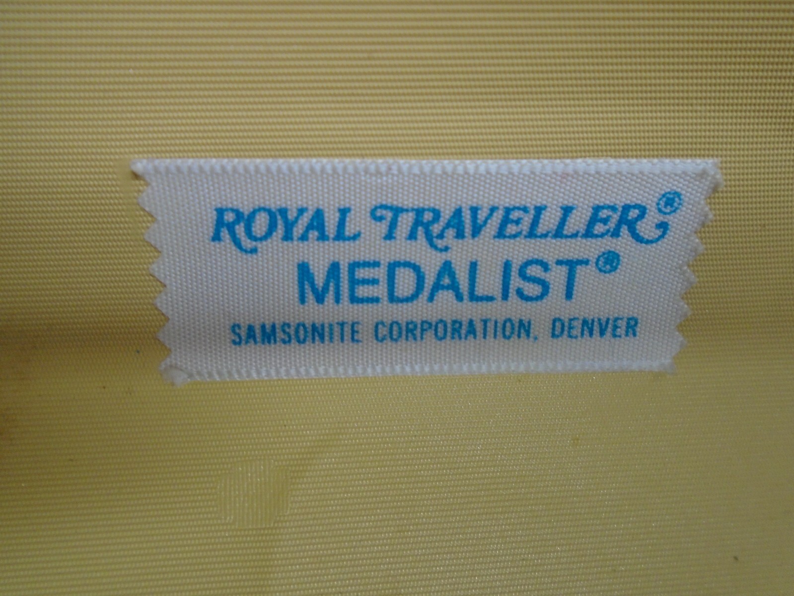 Vintage MCM SAMSONITE “ROYAL TRAVELER MEDALIST” GOLD MAKE-UP CASE w/MIRROR,CLEAN